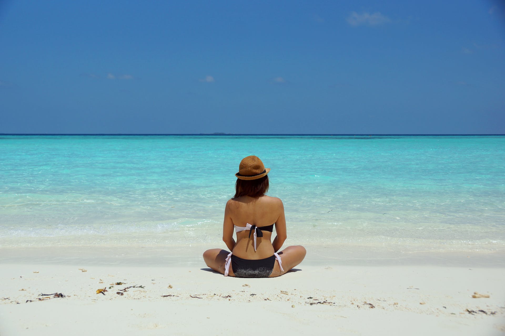 Femme assise sur la plage en bikini | Source : Pexels