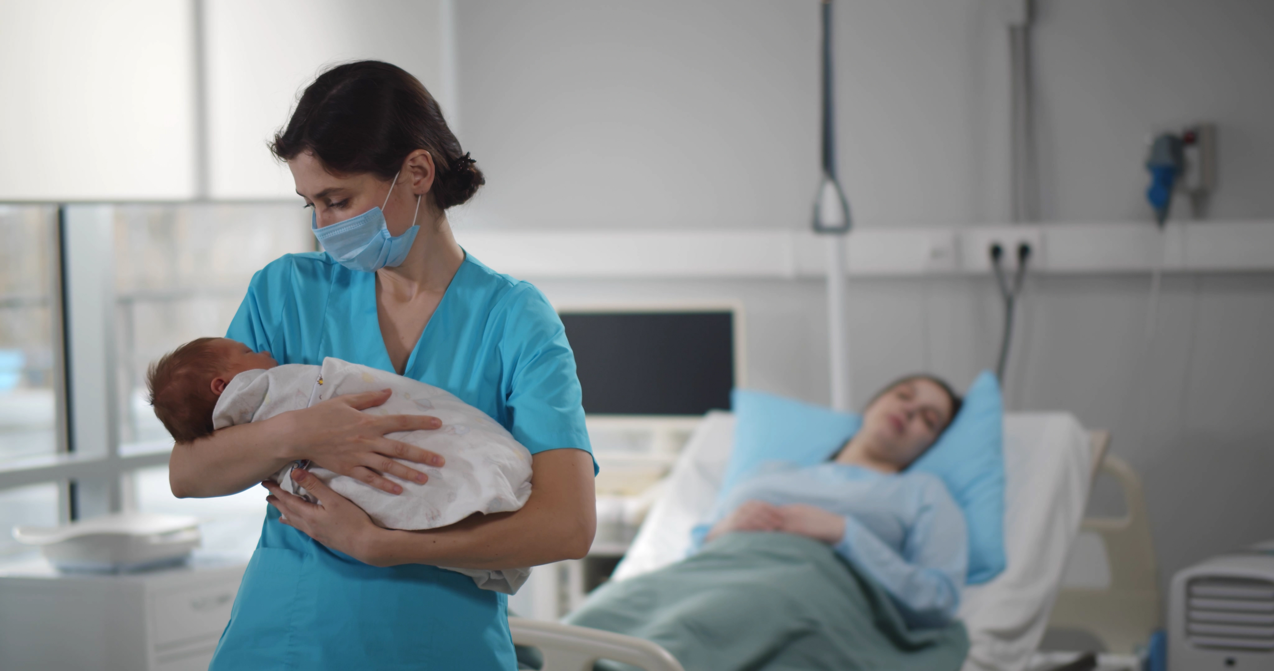 Un médecin tient un bébé | Source : Shutterstock