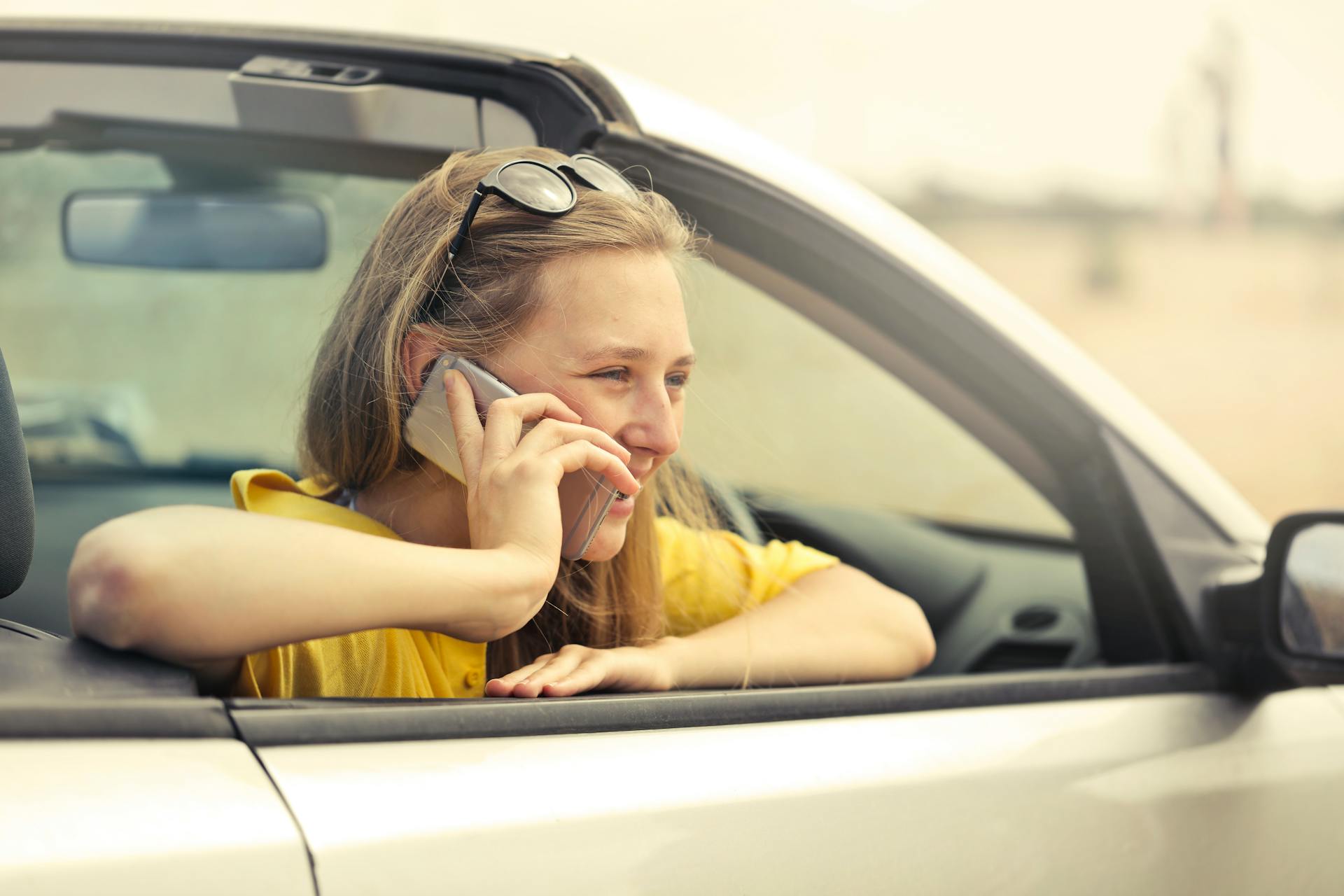 Une femme dans une voiture en train de parler au téléphone | Source : Pexels