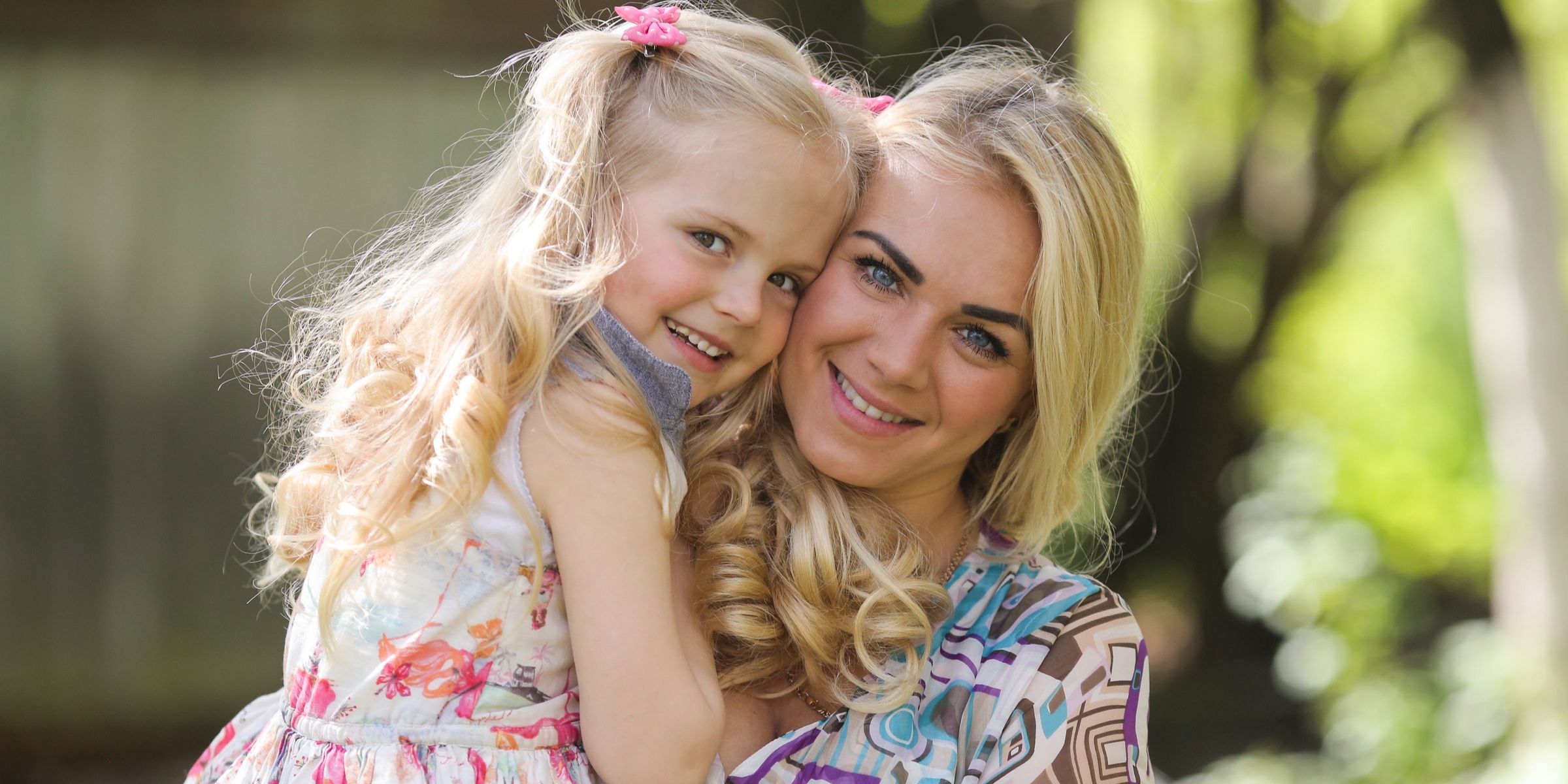 Gros plan sur une mère et sa fille qui sourient | Source : Magnific