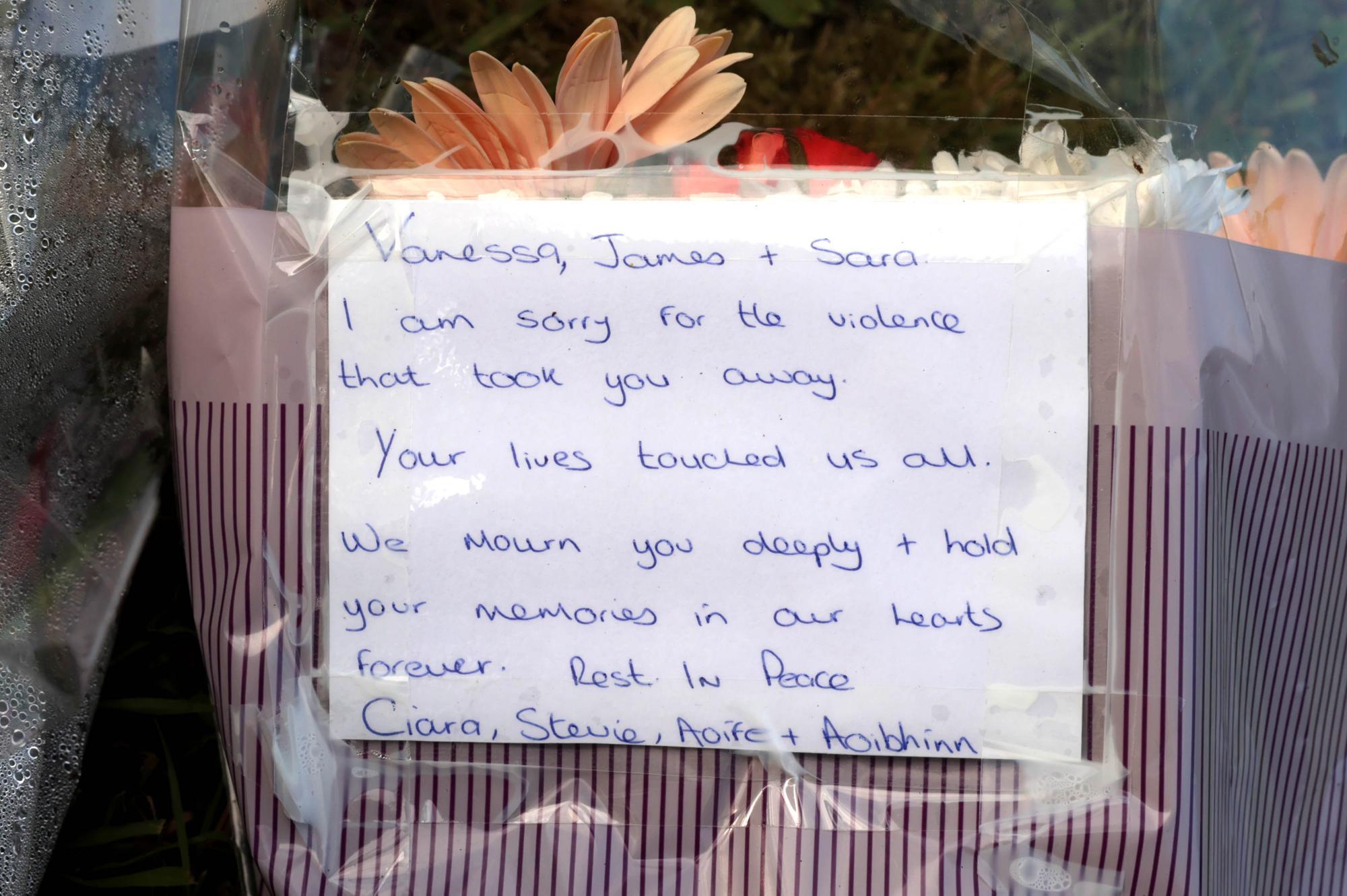 Un hommage à James Rutledge, Vanessa Whyte et Sara Rutledge lors d'une veillée, extrait d'un post daté du 26 juillet 2025 | Source : Facebook/irishmirror