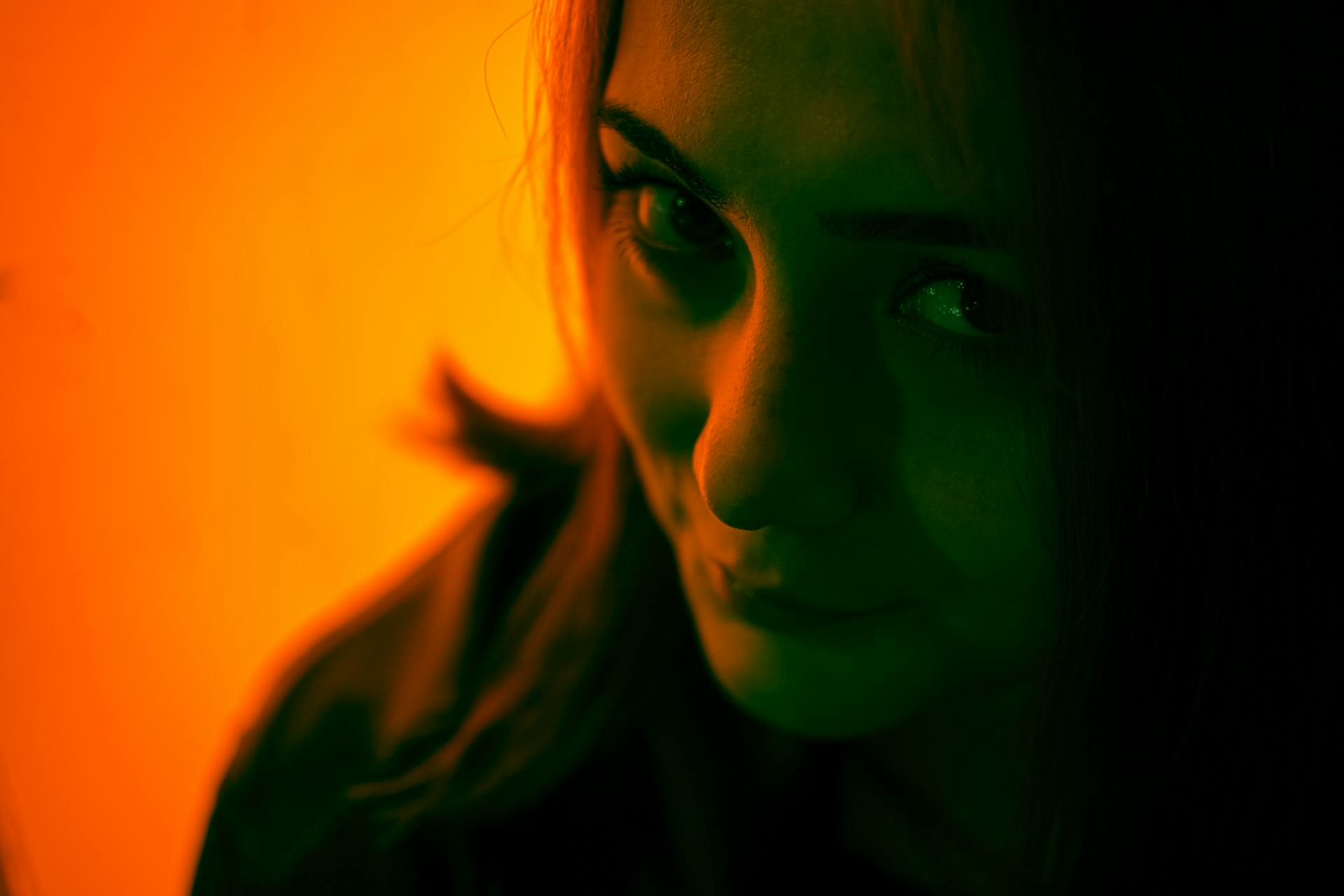 Une femme au sourire secret | Source : Pexels