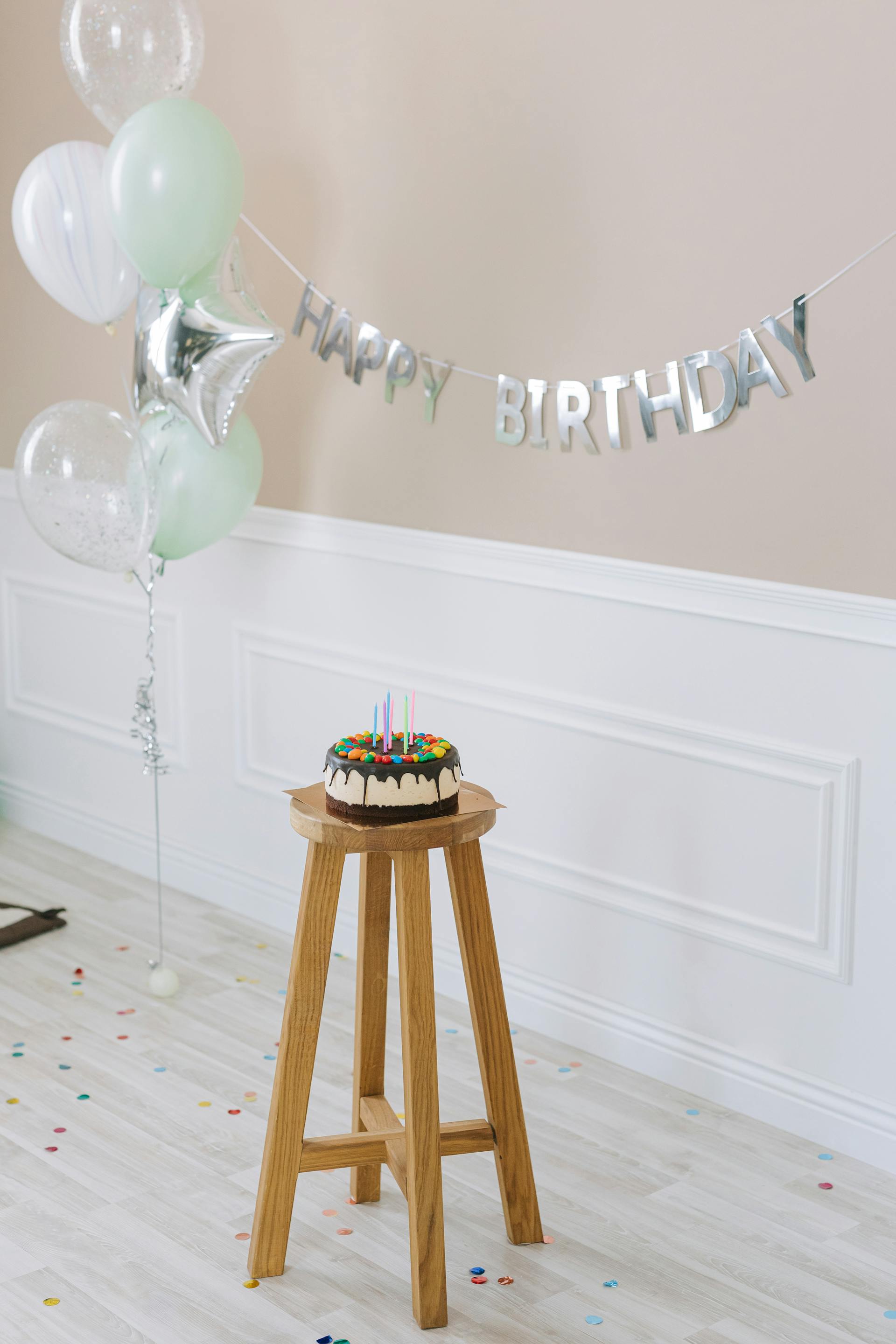 Gâteau d'anniversaire et décorations | Source : Pexels