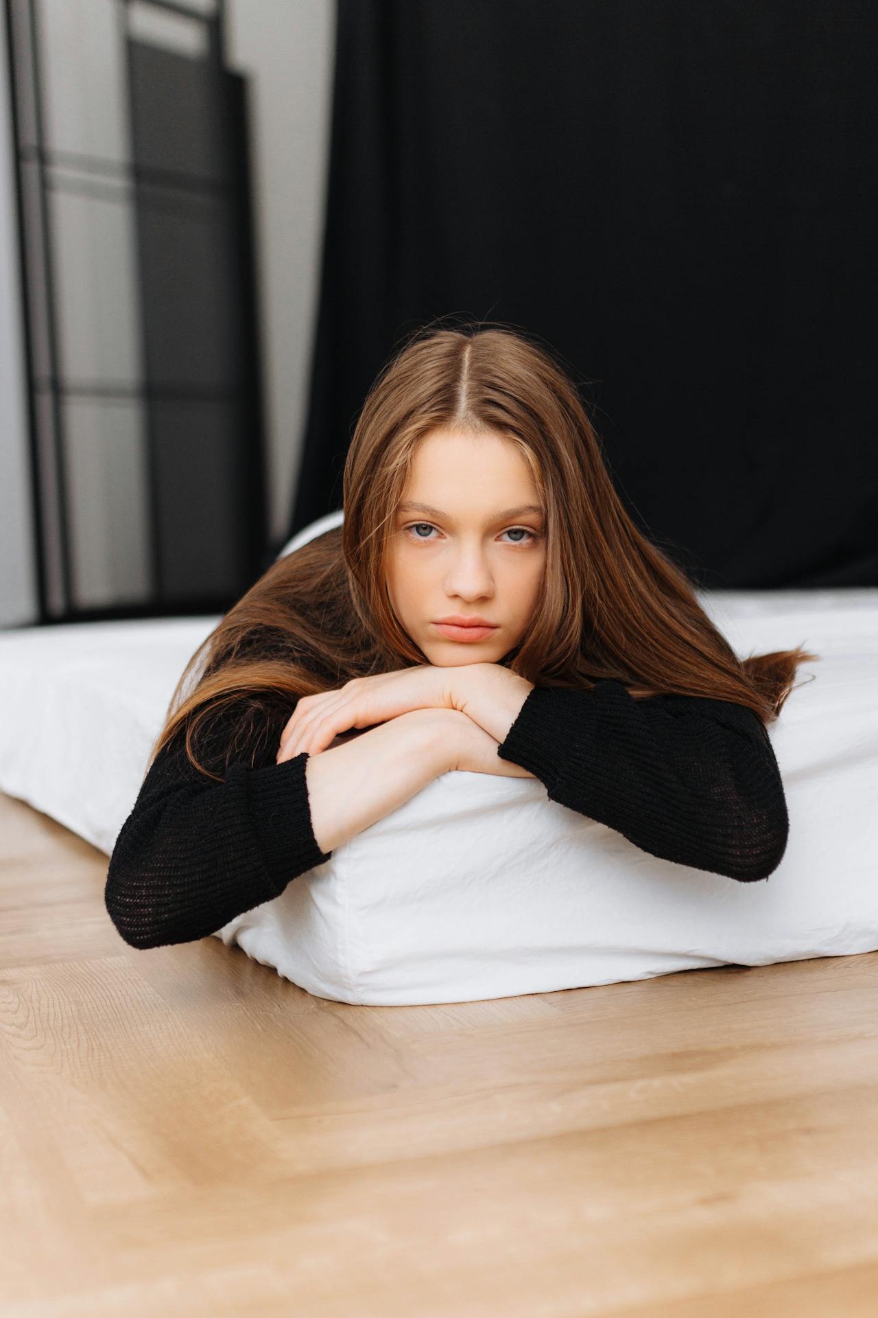 Une adolescente allongée sur un matelas | Source : Pexels