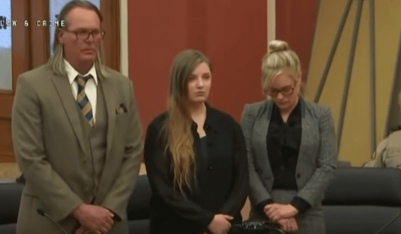 Cheyanne Harris et ses avocats écoutent le verdict du jury | Photo : Réseau YouTube/Law & Crime