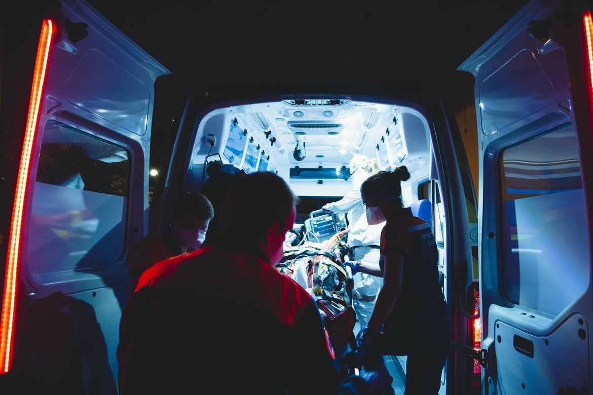 L'ambulance emmène Mme Field | Source : Unsplash