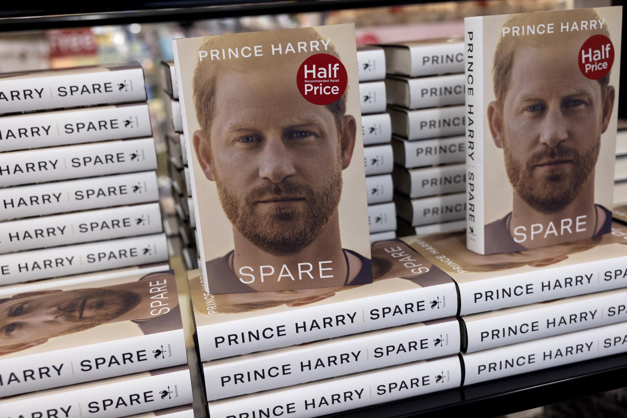 Les mémoires d'Harry, « Spare », sont sorties en janvier 2023 et détaillaient ses griefs envers la famille royale. Le livre est devenu un élément majeur des retombées publiques qui ont suivi son retrait des fonctions royales. | Source : Getty Images