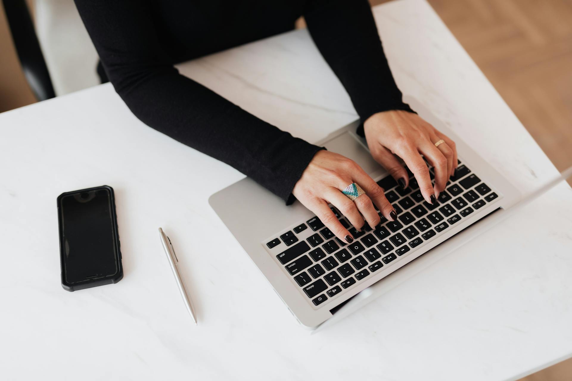 Une femme travaillant dans un bureau | Source : Pexels