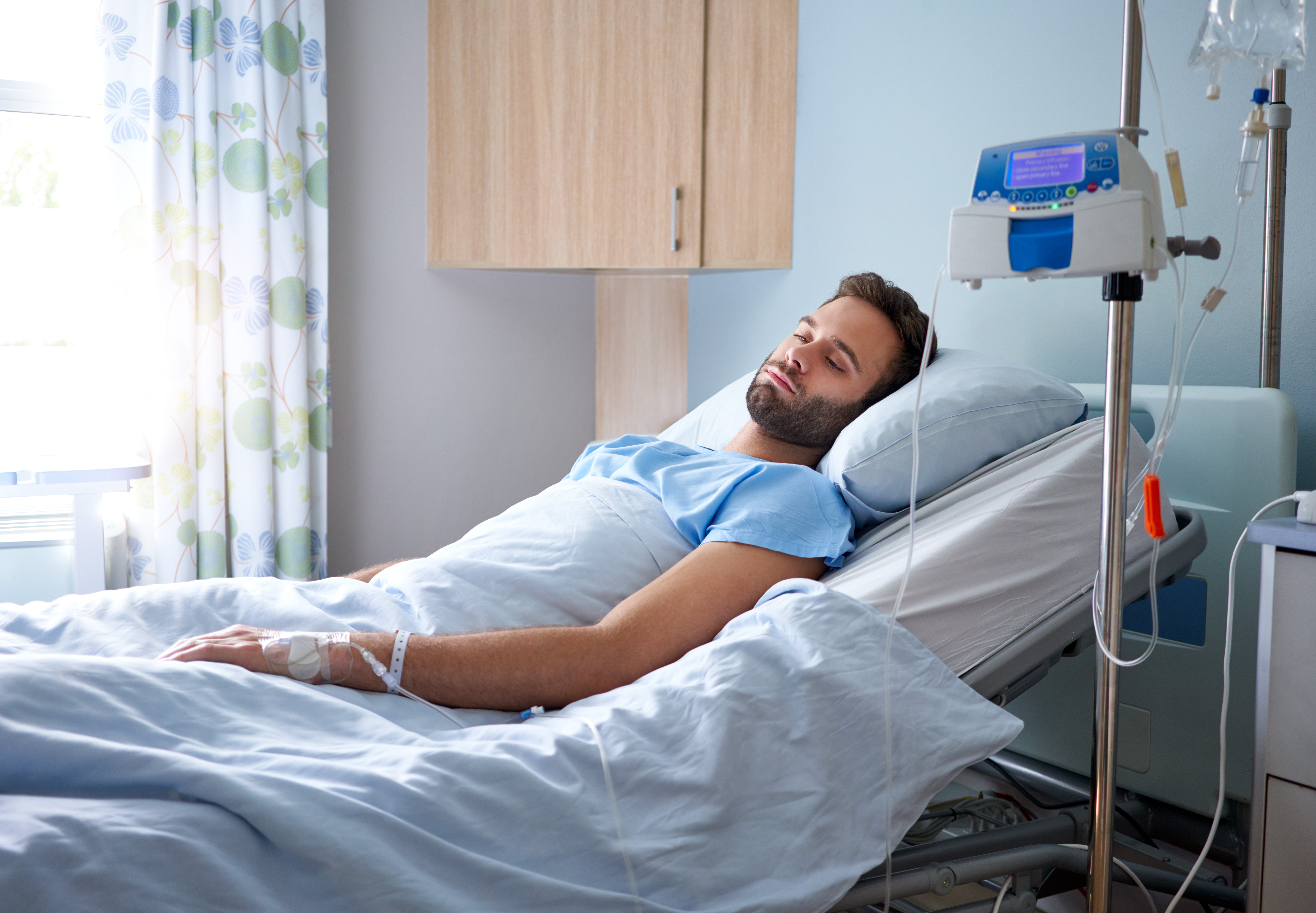 Un homme dans un lit d'hôpital | Source : Shutterstock