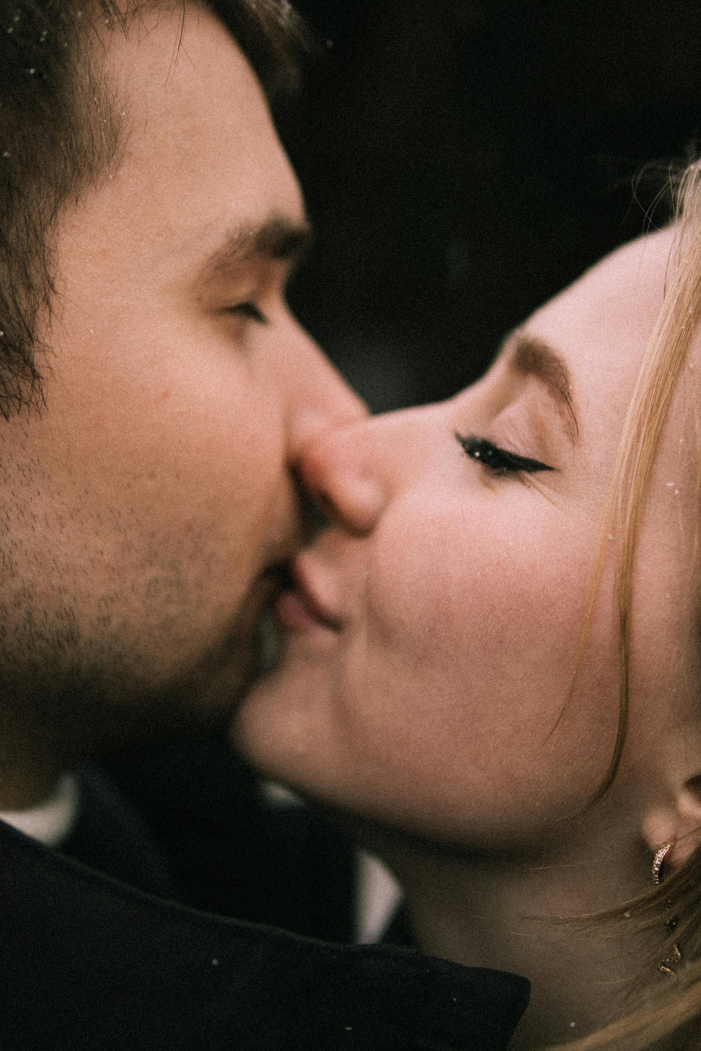 Une femme et un homme qui s'embrassent | Source : Pexels