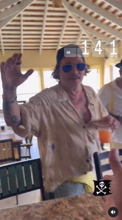 Johnny Depp au Lorraine's Cafe &amp; High Tide à Exuma, aux Bahamas, le 30 août 3034 | Source : Instagram/killerbartender