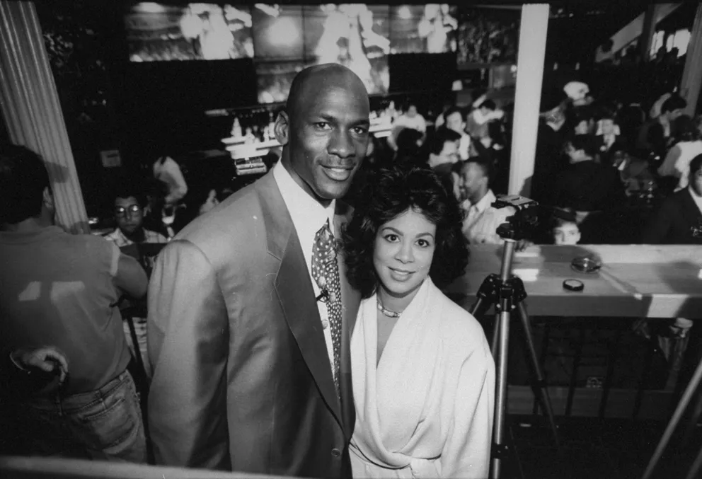 Michael Jordan et Juanita Vanoy lors de l'ouverture de son restaurant en 1993. | Source : Getty Images