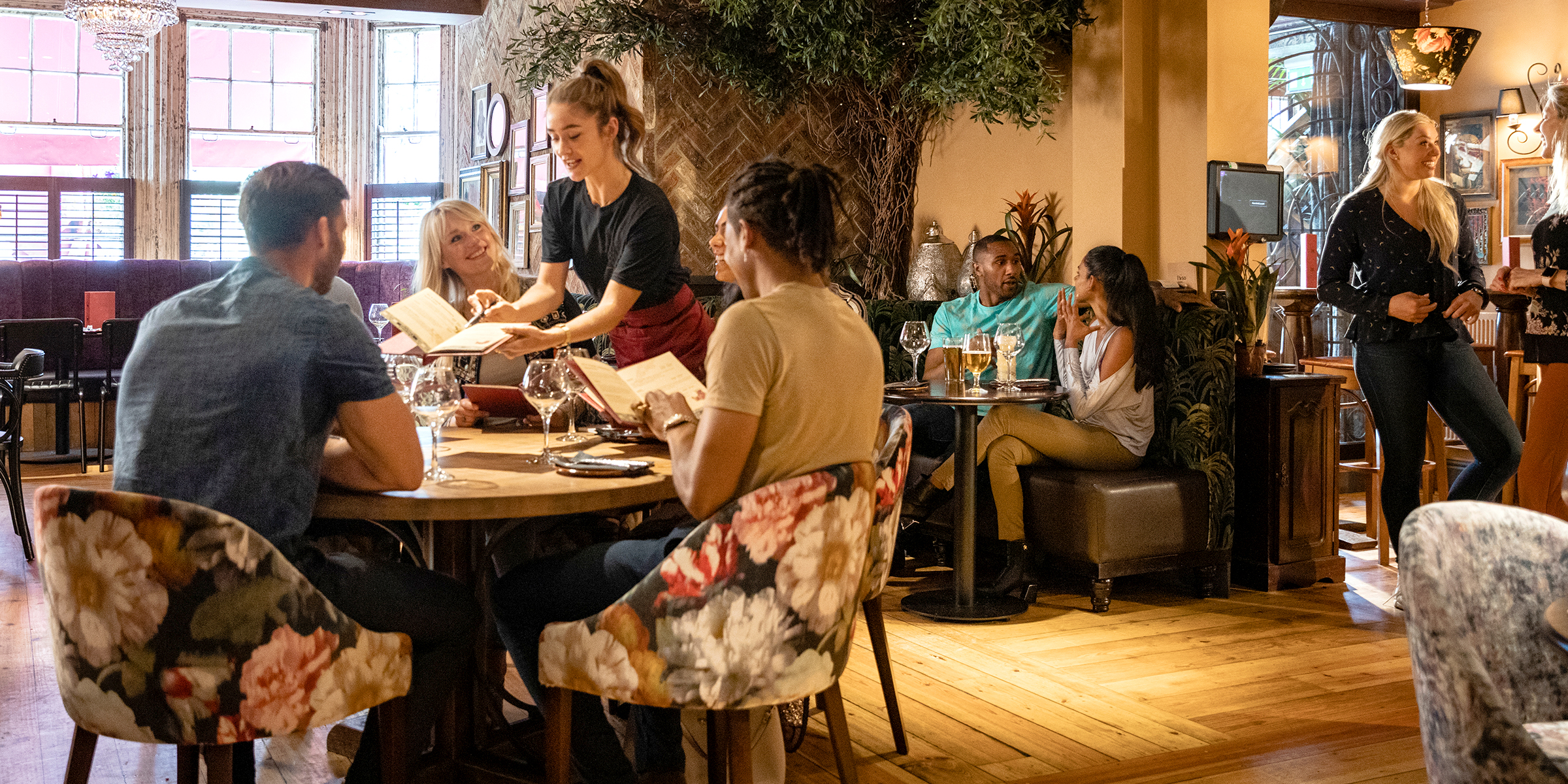 Des personnes dans un restaurant | Source : Shutterstock