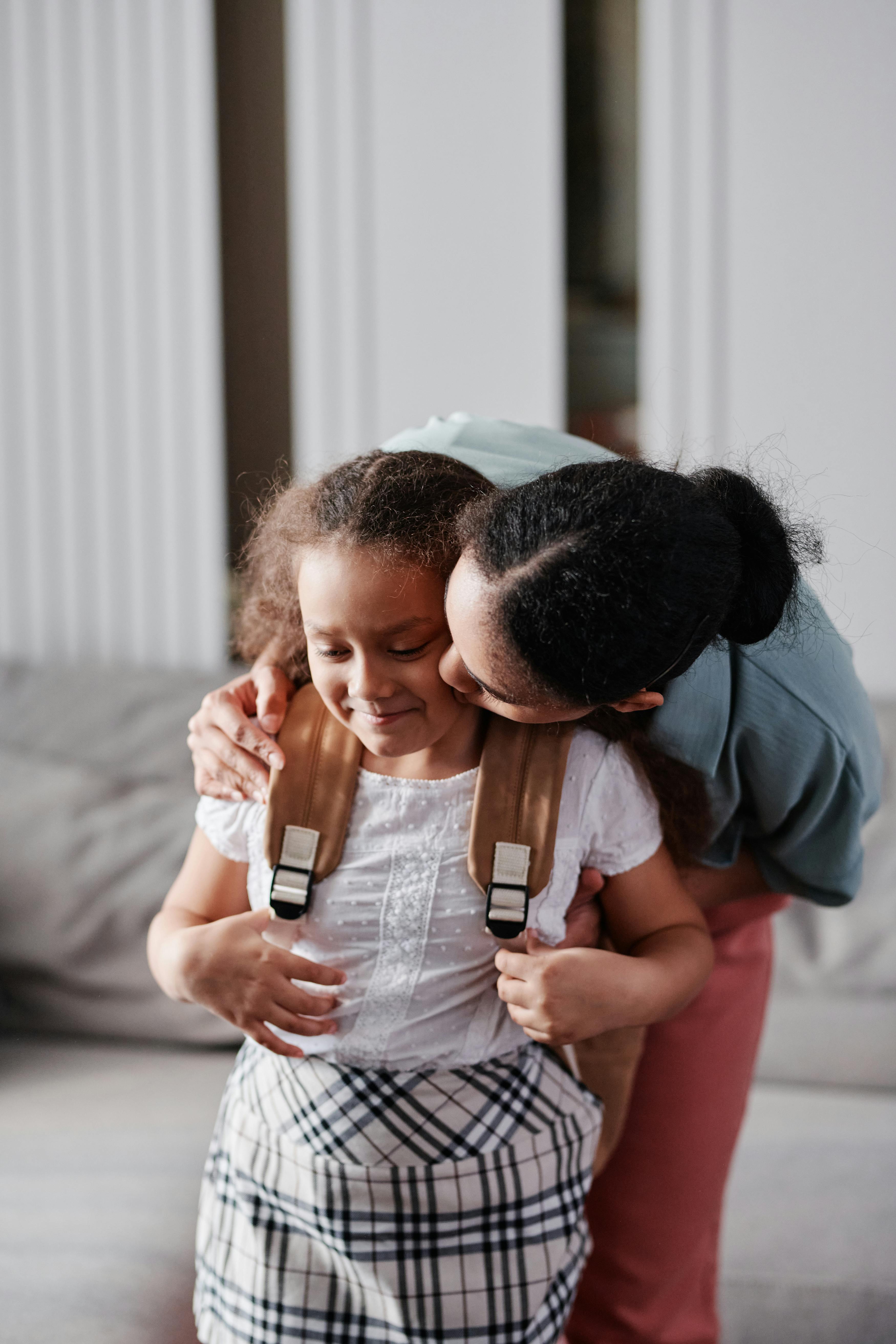 Une mère embrassant sa fille | Source : Pexels