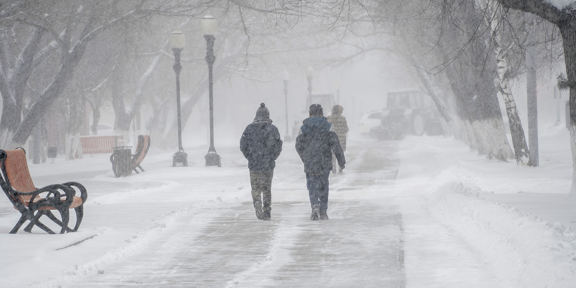 Deux personnes marchant dans la neige | Source : Shutterstock