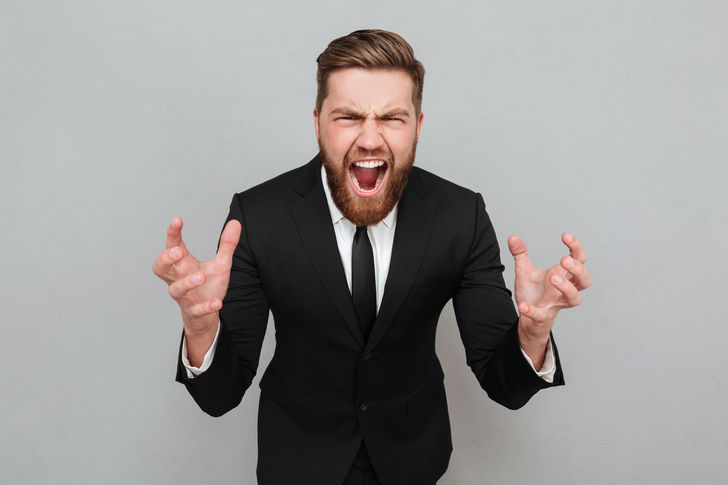 Un homme en colère qui crie | Source : Freepik