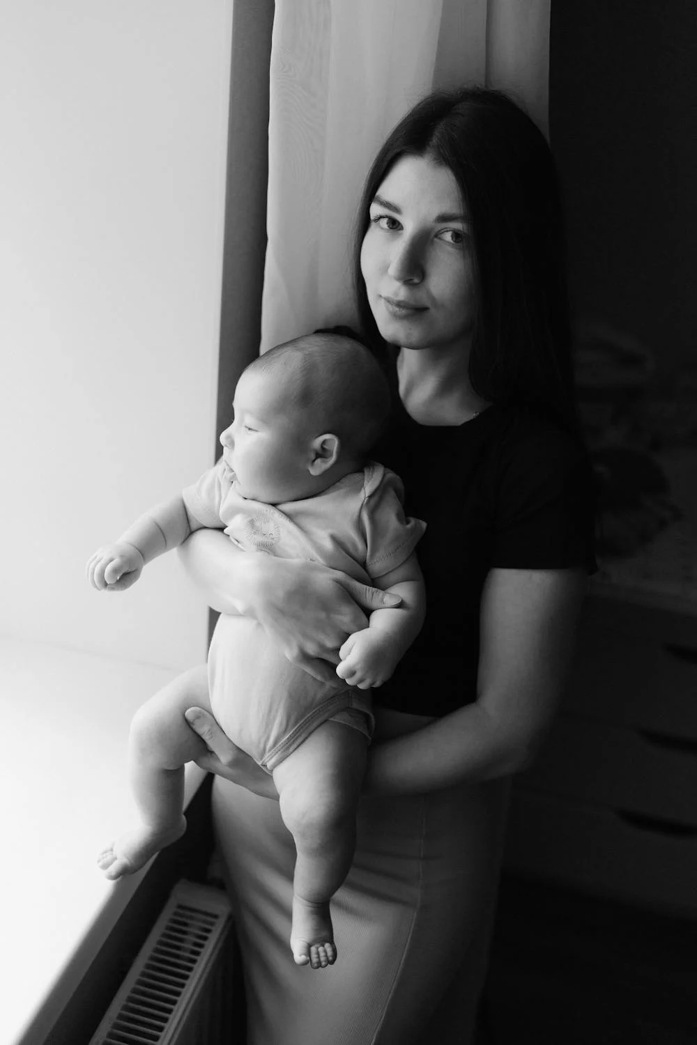 Une photo en noir et blanc d'une femme tenant un bébé | Source : Pexels