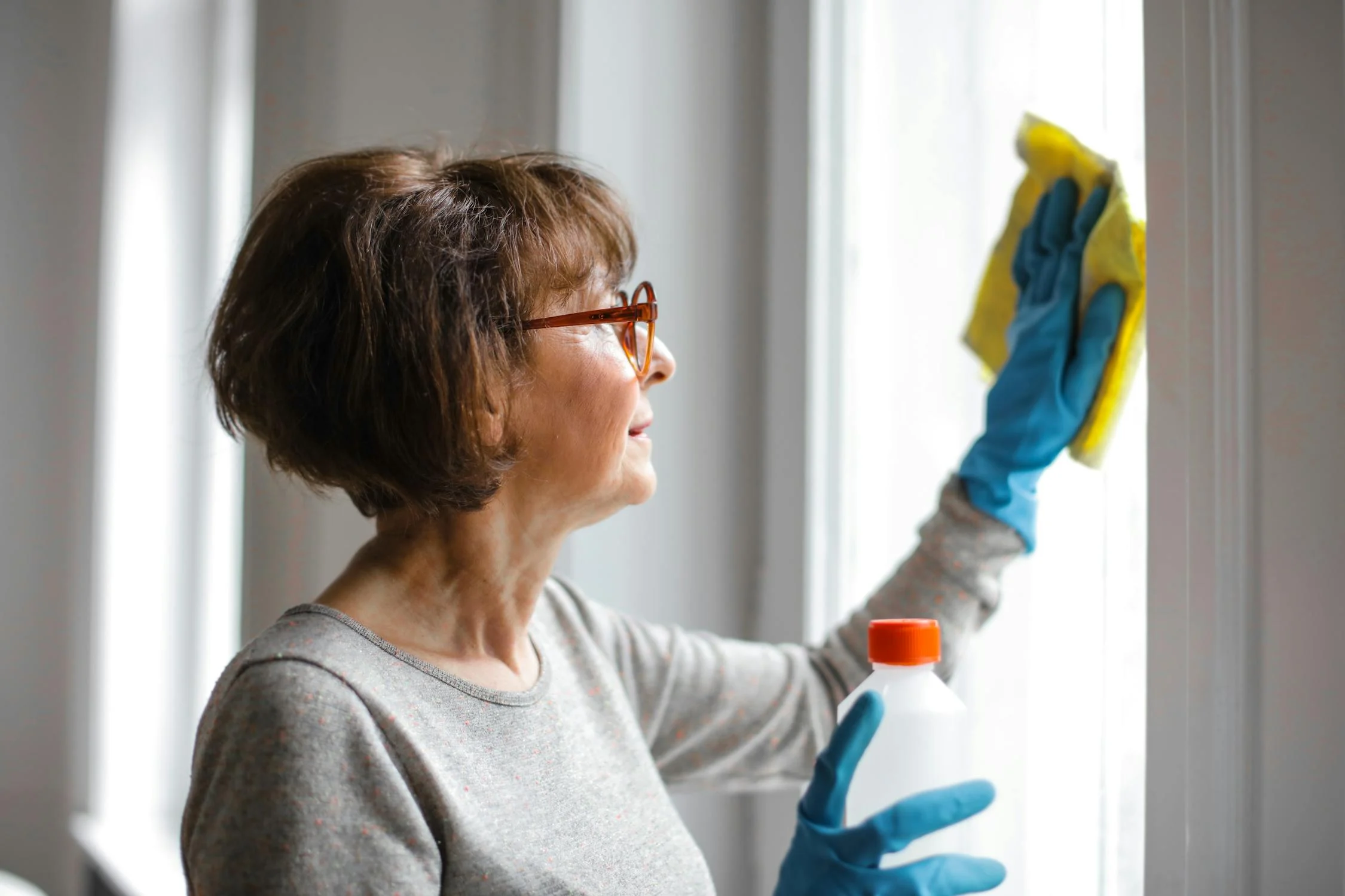 Une femme nettoyant une fenêtre | Source : Pexels