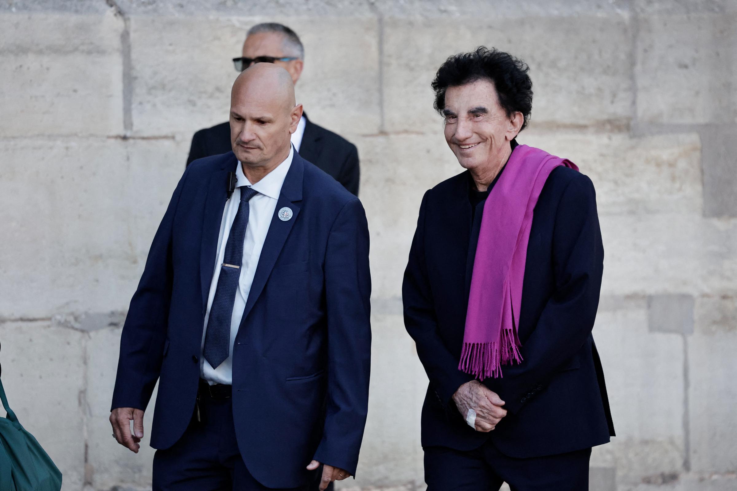 L'ancien ministre français de la Culture Jack Lang (à droite) arrive pour assister aux funérailles de l'actrice française Nathalie Baye à l'église Saint-Sulpice à Paris, le 24 avril 2026. La star de cinéma française Nathalie Baye est décédée le 17 avril 2026, à l'âge de 77 ans I Source : Getty Images