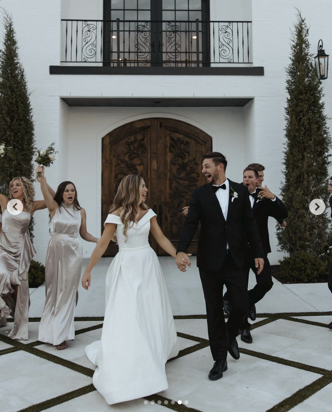 Jana Duggar et Stephen Wissmann marchent main dans la main, avec leurs demoiselles d'honneur et leurs garçons d'honneur des deux côtés, posté en août 2024 | Source : Instagram/janamduggar