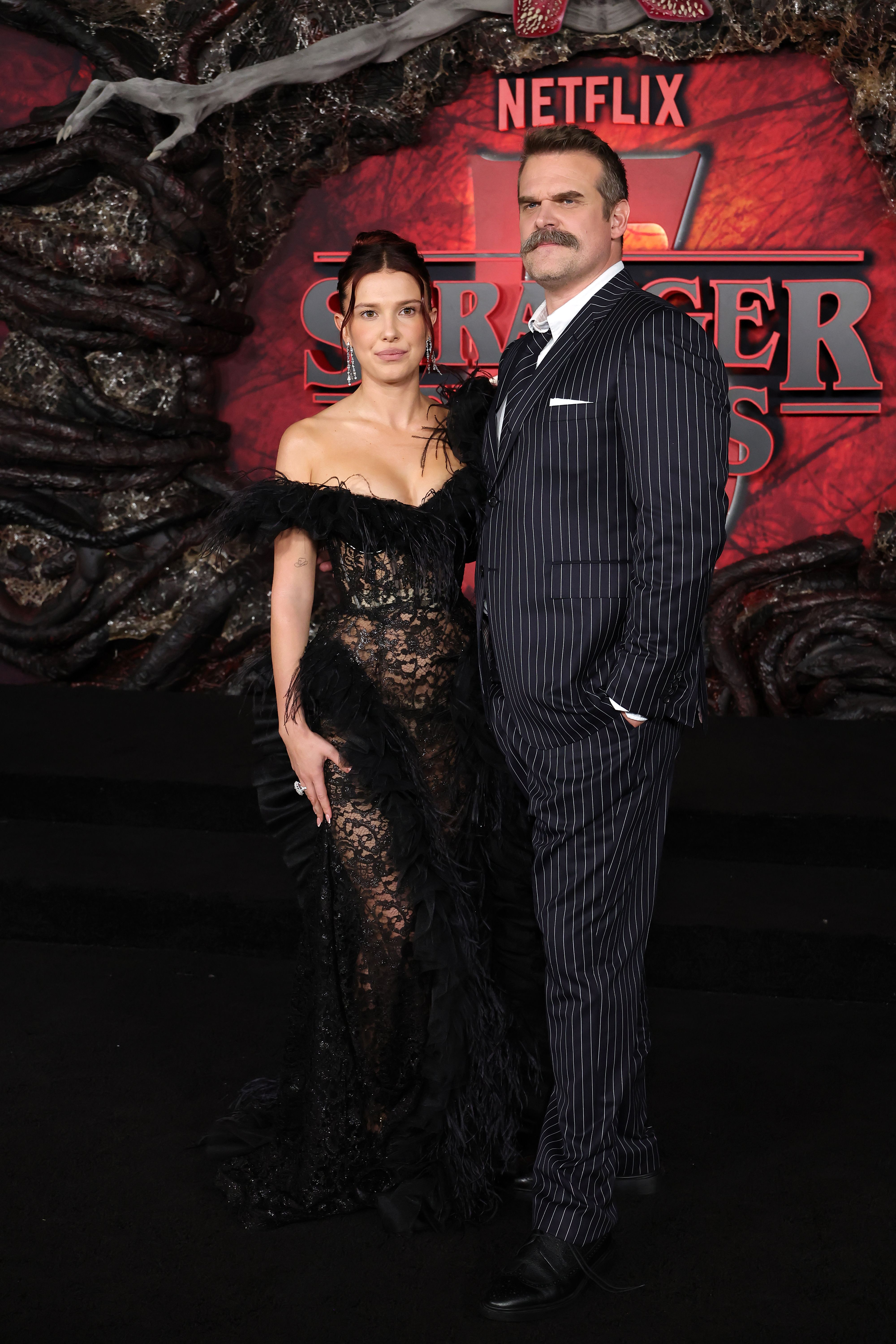 Millie Bobby Brown et David Harbour à la Première mondiale de la saison 5 de « Stranger Things » au TCL Chinese Theatre le 06 novembre 2025, à Los Angeles, California. | Source : Getty Images