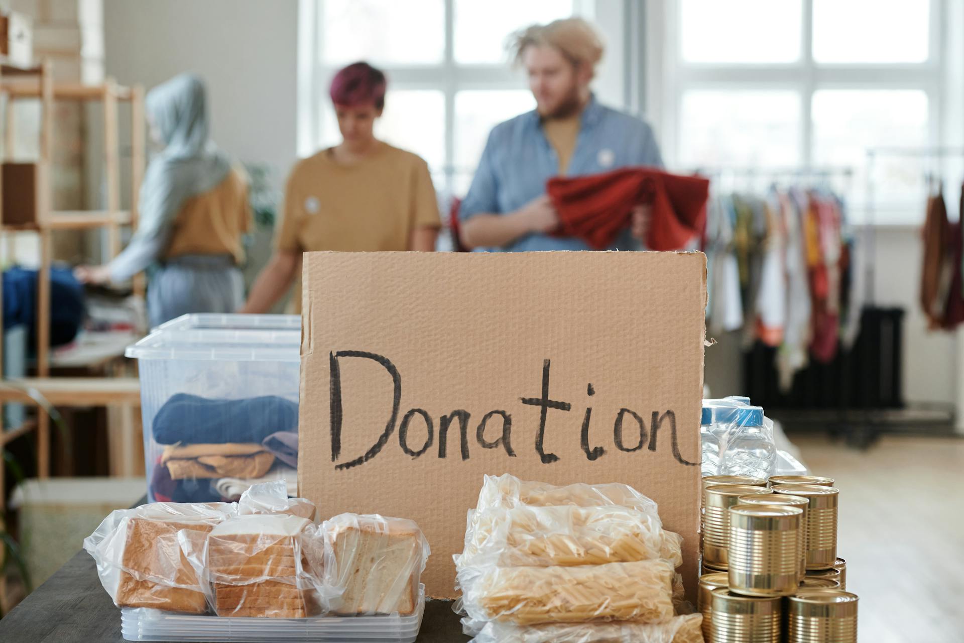Boîtes de nourriture placées à côté d'une inscription en carton indiquant "Donation" | Source : Pexels