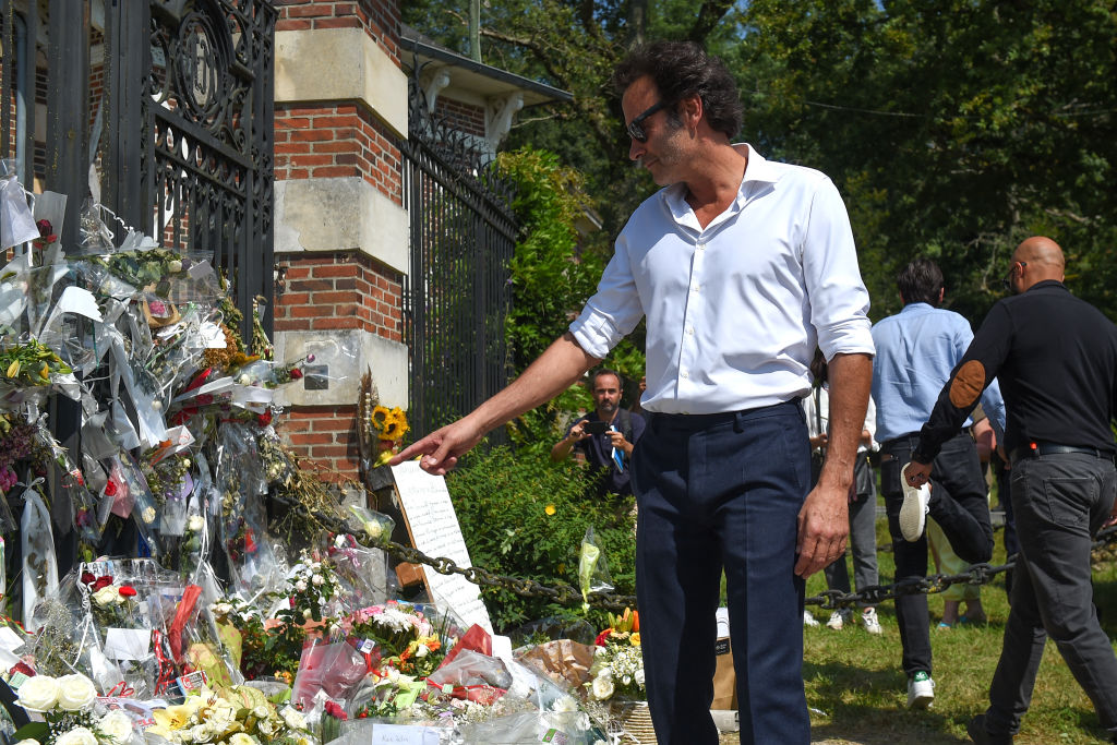 Anthony Delon regarde les bouquets de fleurs et les messages affichés à la porte d'entrée de la propriété de son père avant les funérailles privées d'Alain Delon à Douchy, le 24 août 2024. I Source : Getty Images