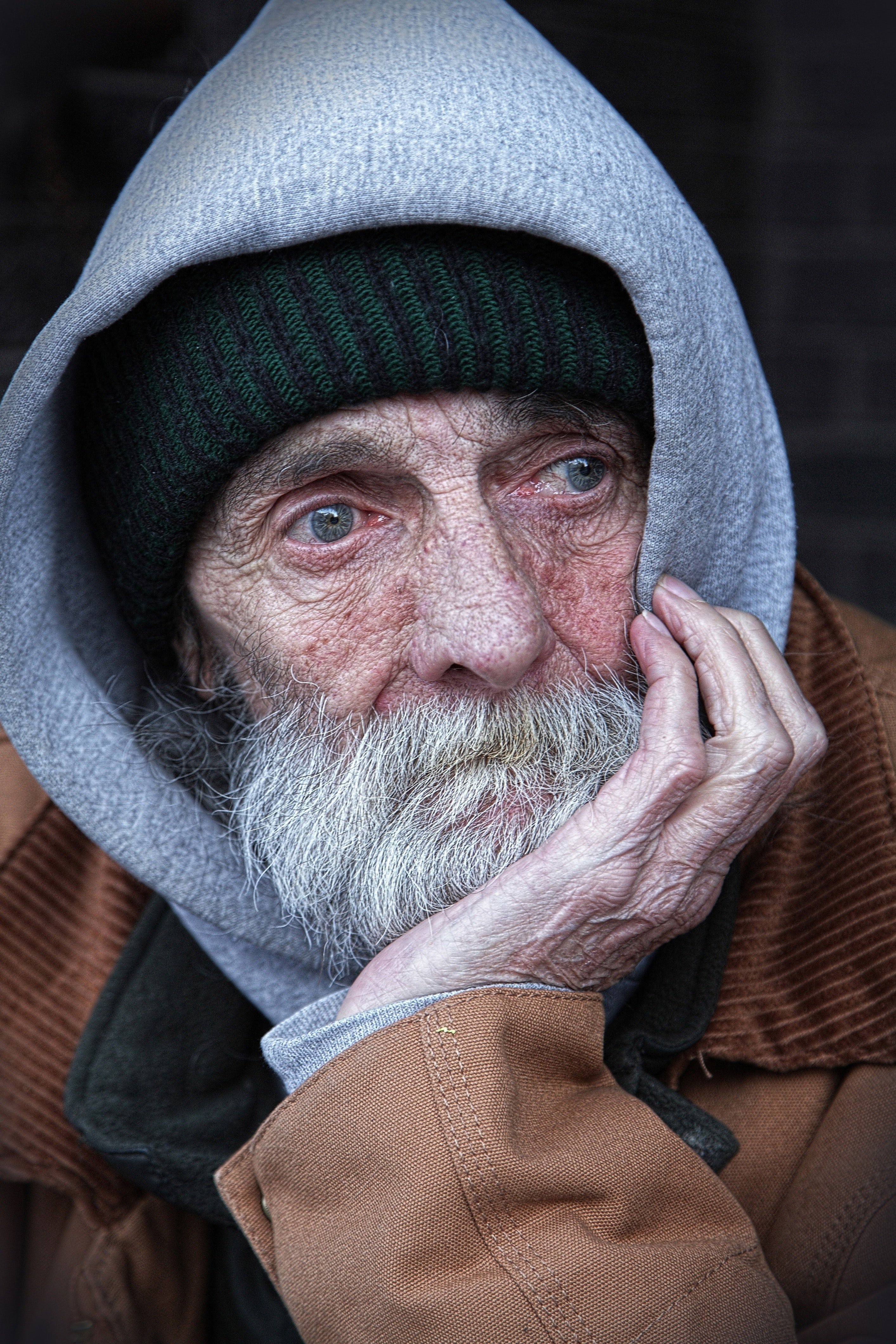 Un vieil homme triste | Source : Pexels