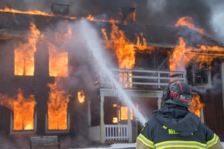 Un pompier entrain d’éteindre le feu | Photo : Unsplash