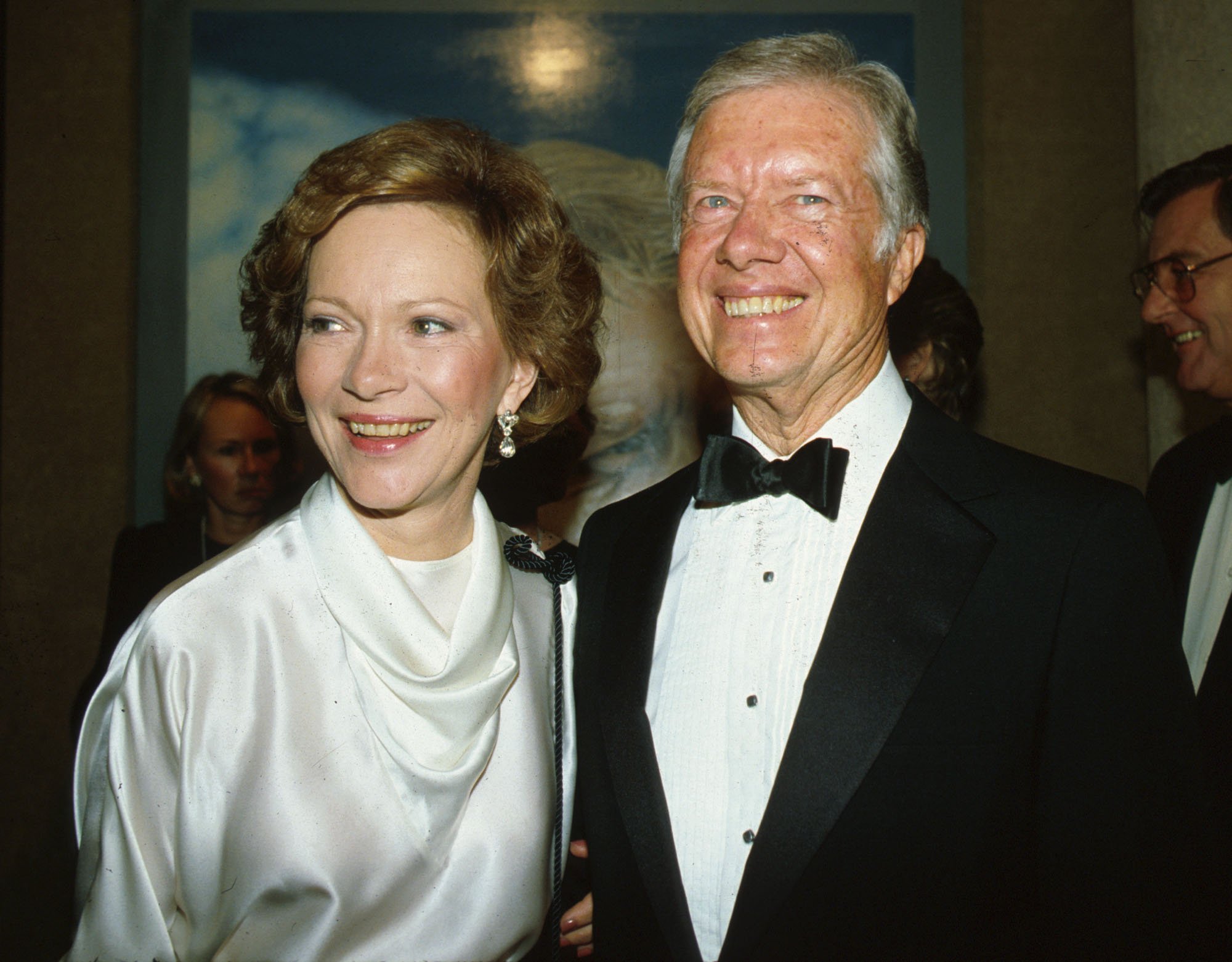 Jimmy Carter et son épouse Rosalyn à la vente aux enchères Sotheby's à New York, NY, le 4 octobre 1983. | Source: Getty Images.