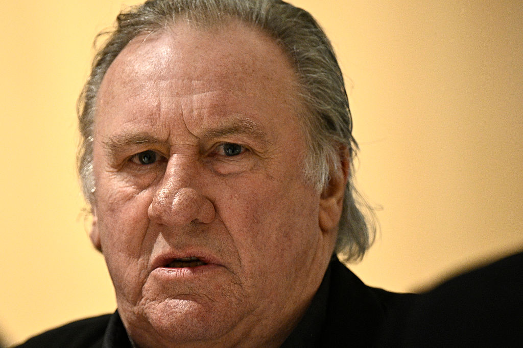 L'acteur français Gérard Depardieu arrive au quatrième jour de son procès pour agression sexuelle sur deux femmes lors d'un tournage en 2021, au tribunal correctionnel de Paris, le 27 mars 2025. (Photo by JULIEN DE ROSA / AFP) (Photo by JULIEN DE ROSA/AFP via Getty Images)