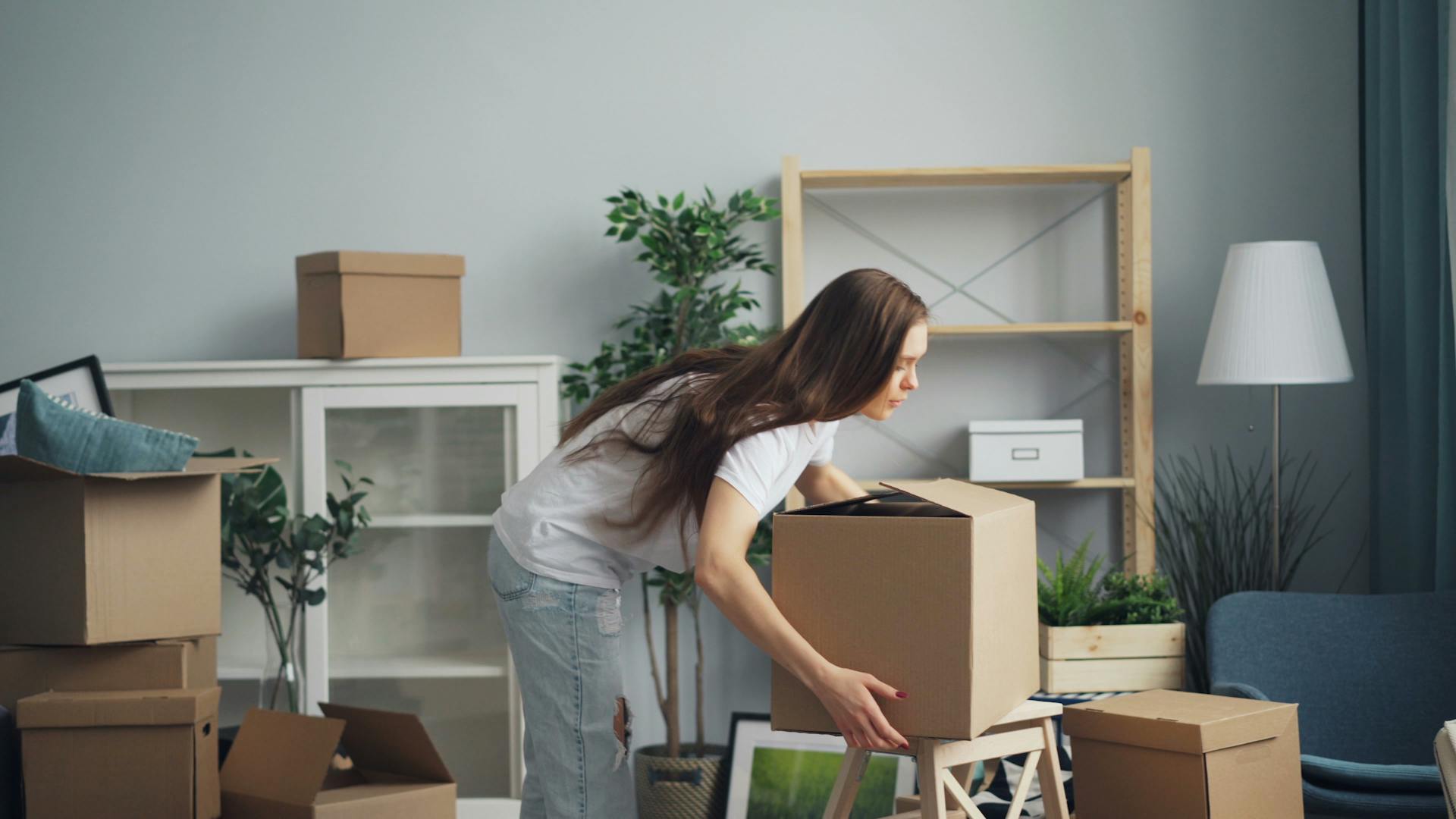 Une femme qui déplace des cartons | Source : Pexels