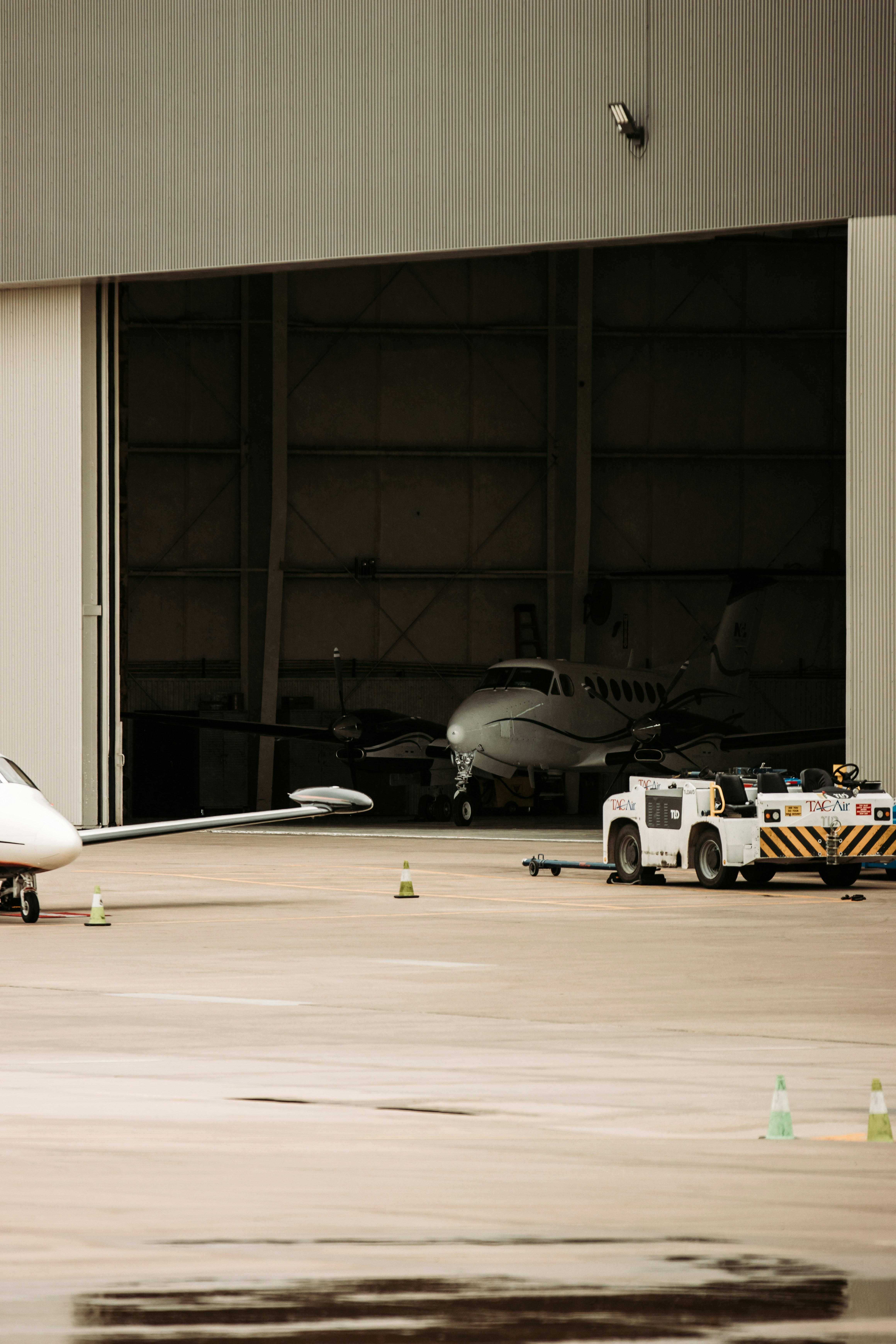 L'extérieur d'un hangar | Source : Unsplash