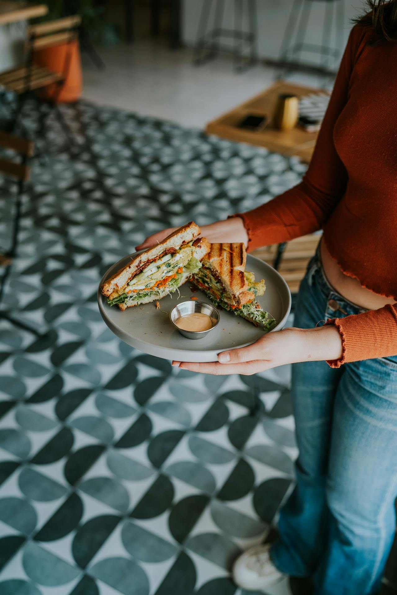 Une femme tenant une assiette de sandwichs | Source : Pexels