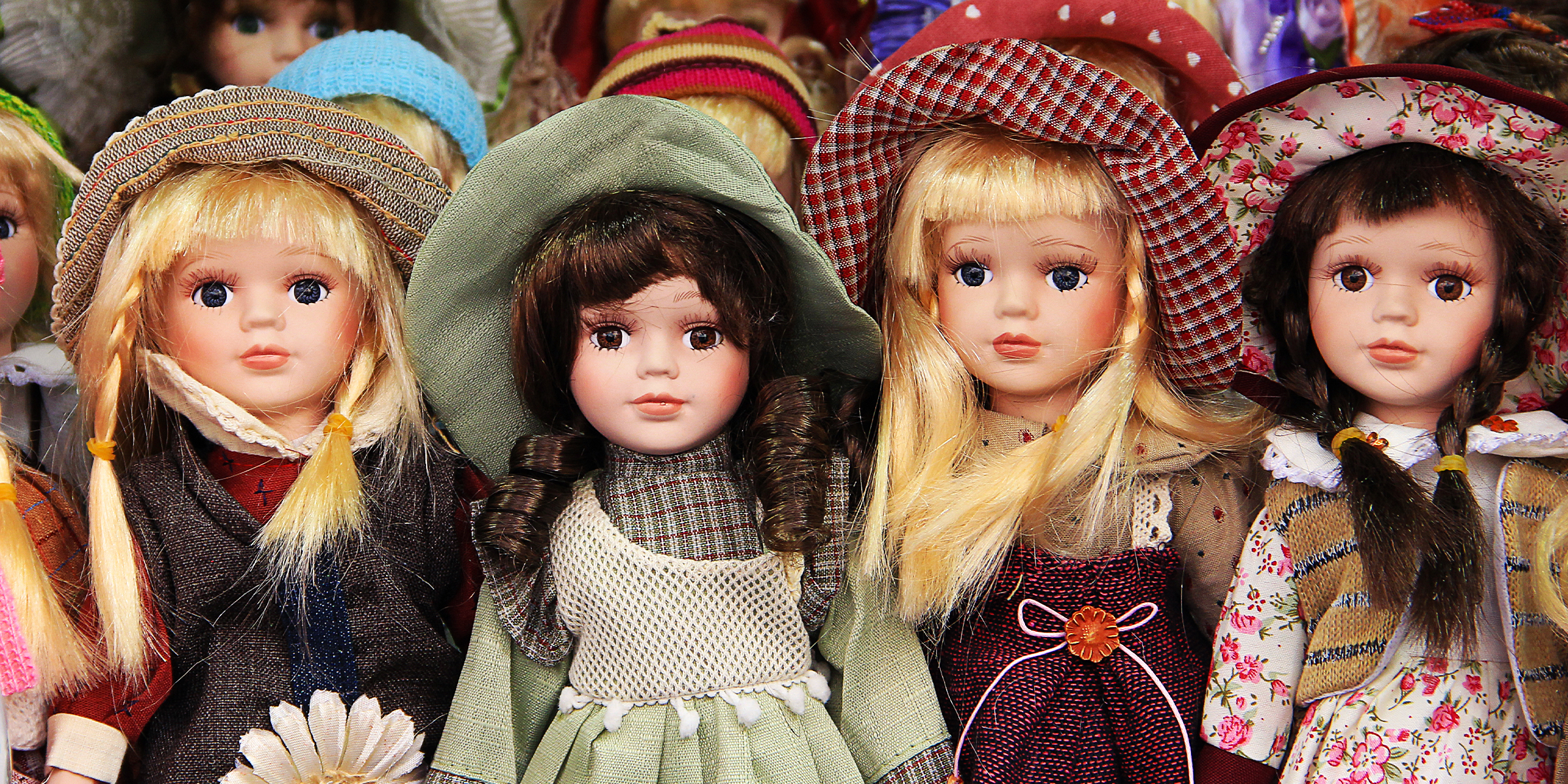 Différentes poupées en porcelaine | Source : getty images