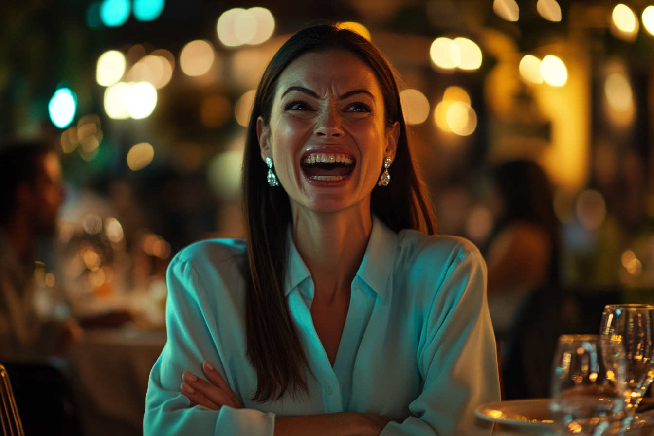 Une femme aux yeux furieux rit durement dans un restaurant | Source : Midjourney