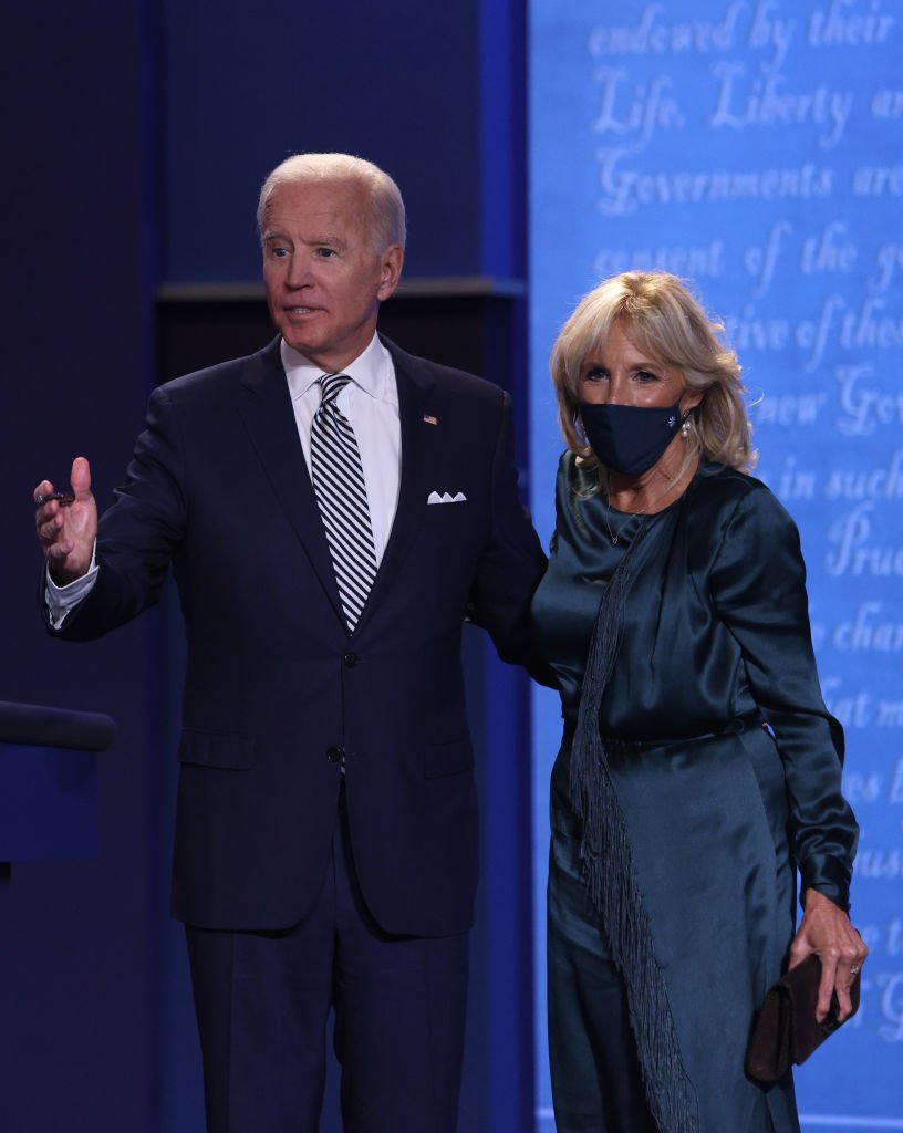  Joe Biden et son épouse Jill Biden saluent le public après le premier débat présidentiel. | Photo : Getty Images