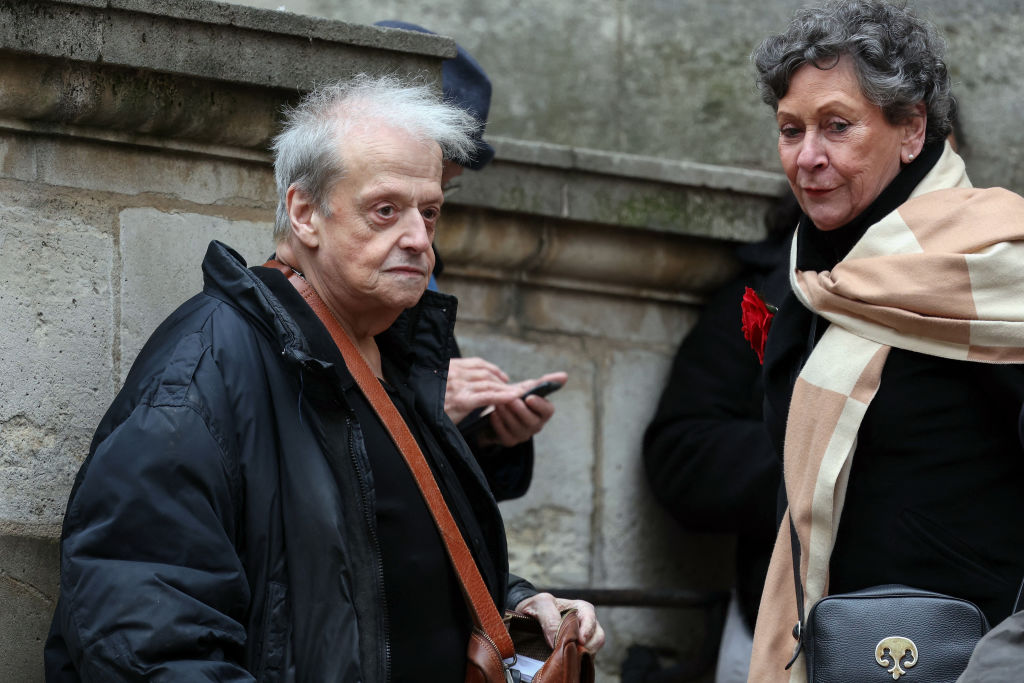 L'animateur de télévision et de radio et écrivain français Guy Carlier (à gauche) arrive à la cérémonie funéraire de l'ancienne présentatrice météo de la télévision française Catherine Laborde, | Source : Getty Images