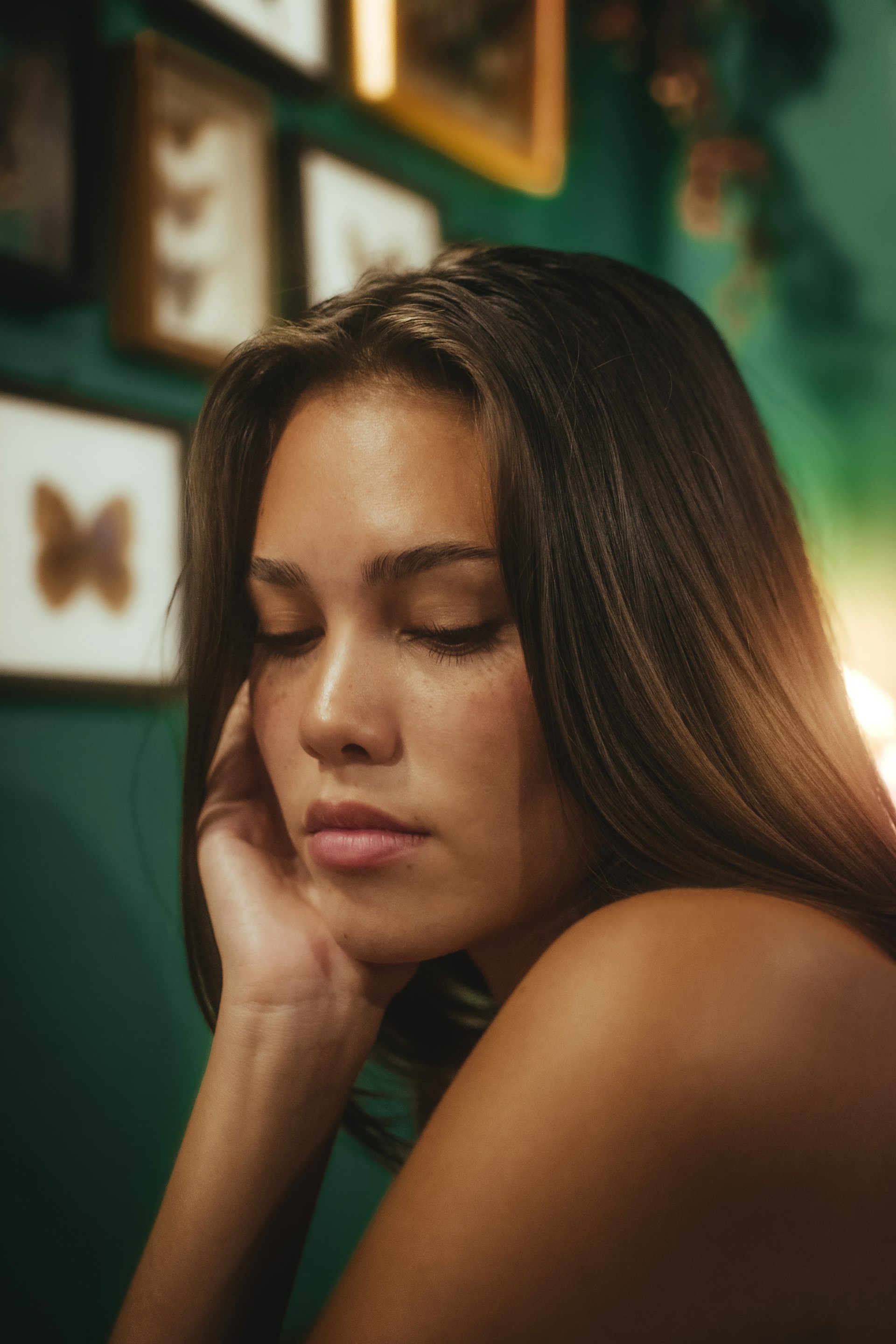 Une femme qui repose sa tête dans sa main | Source : Unsplash