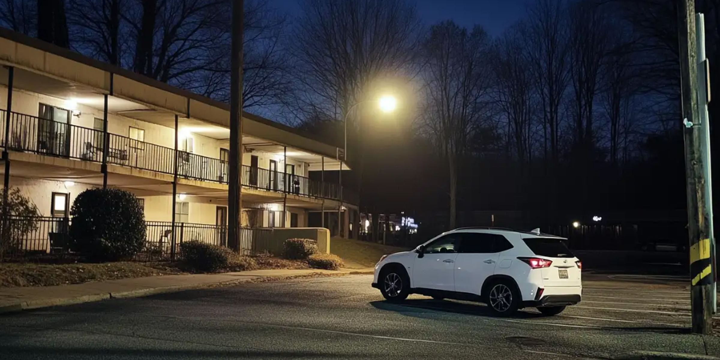 Une voiture garée à l'extérieur d'un motel | Source : AmoMama