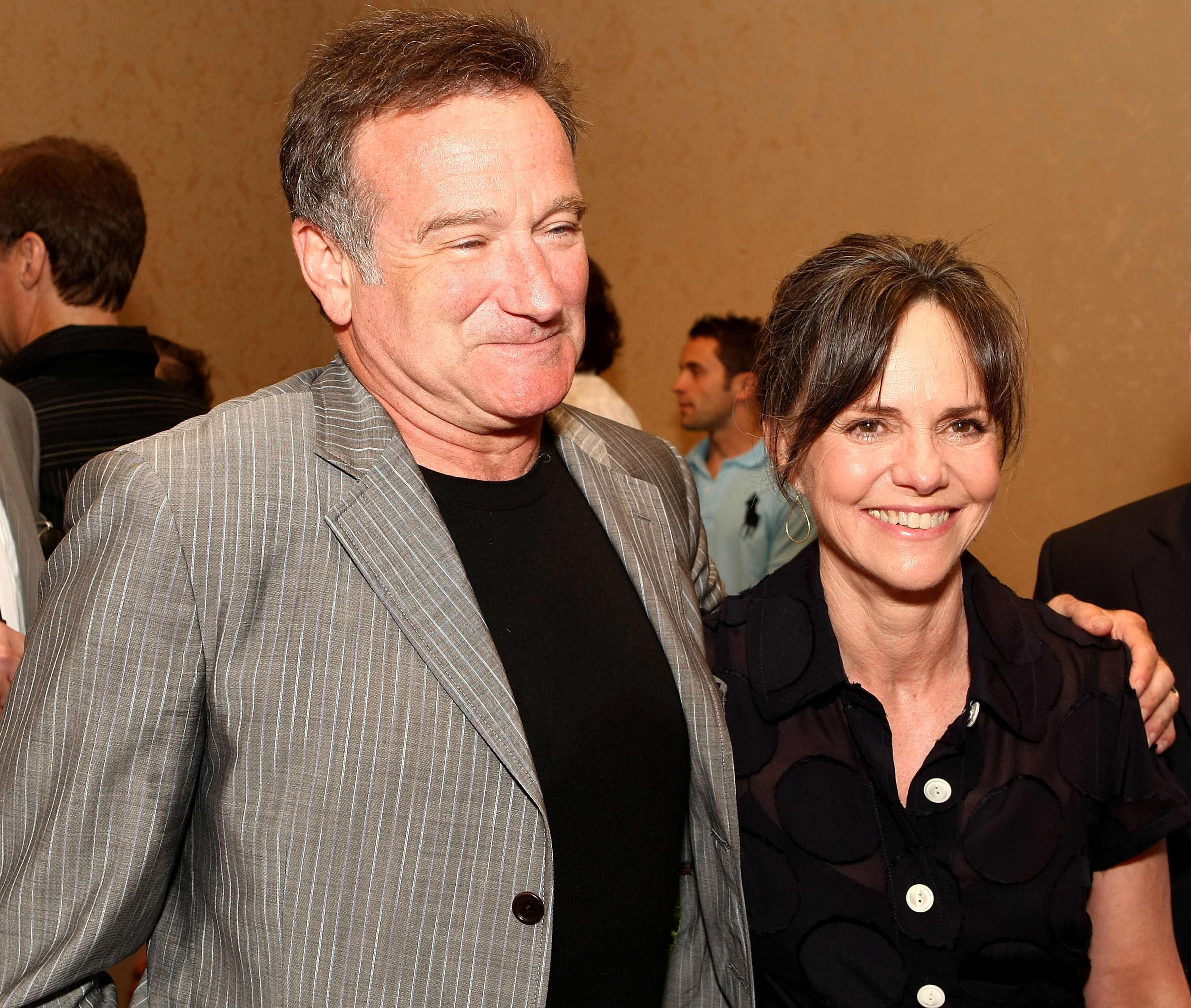 Robin Williams et Sally Field lors d'un événement organisé à l'occasion d'une campagne en faveur d'une nouvelle loi sur les GI, le 22 juin 2008, à Los Angeles, Californie | Source : Getty Images