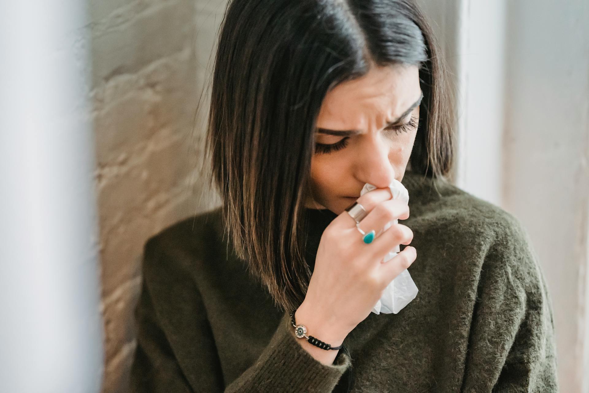 Une femme aux yeux pleins de larmes tenant un mouchoir en papier | Source : Pexels