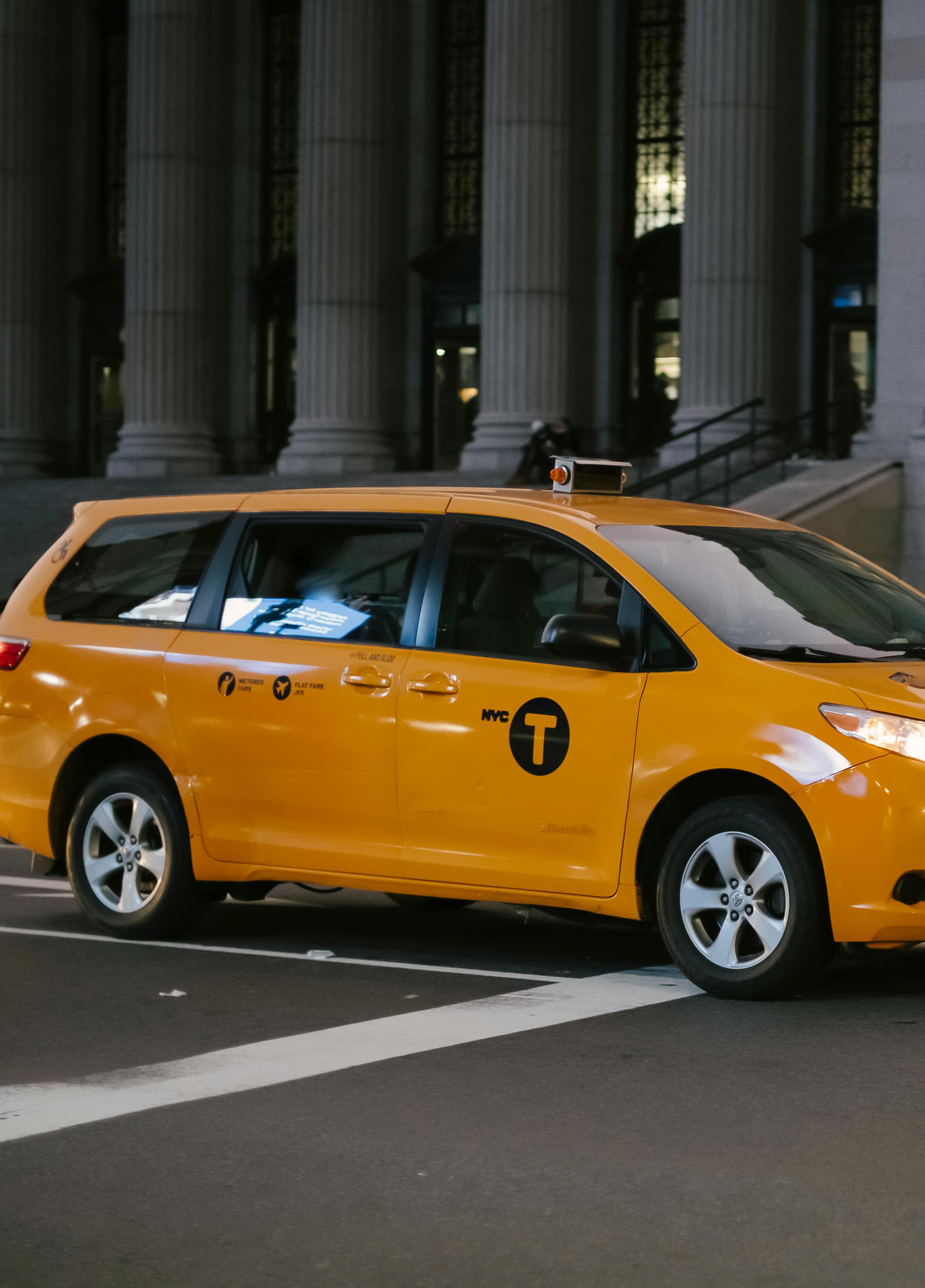 Un taxi jaune sur la route | Source : Pexels