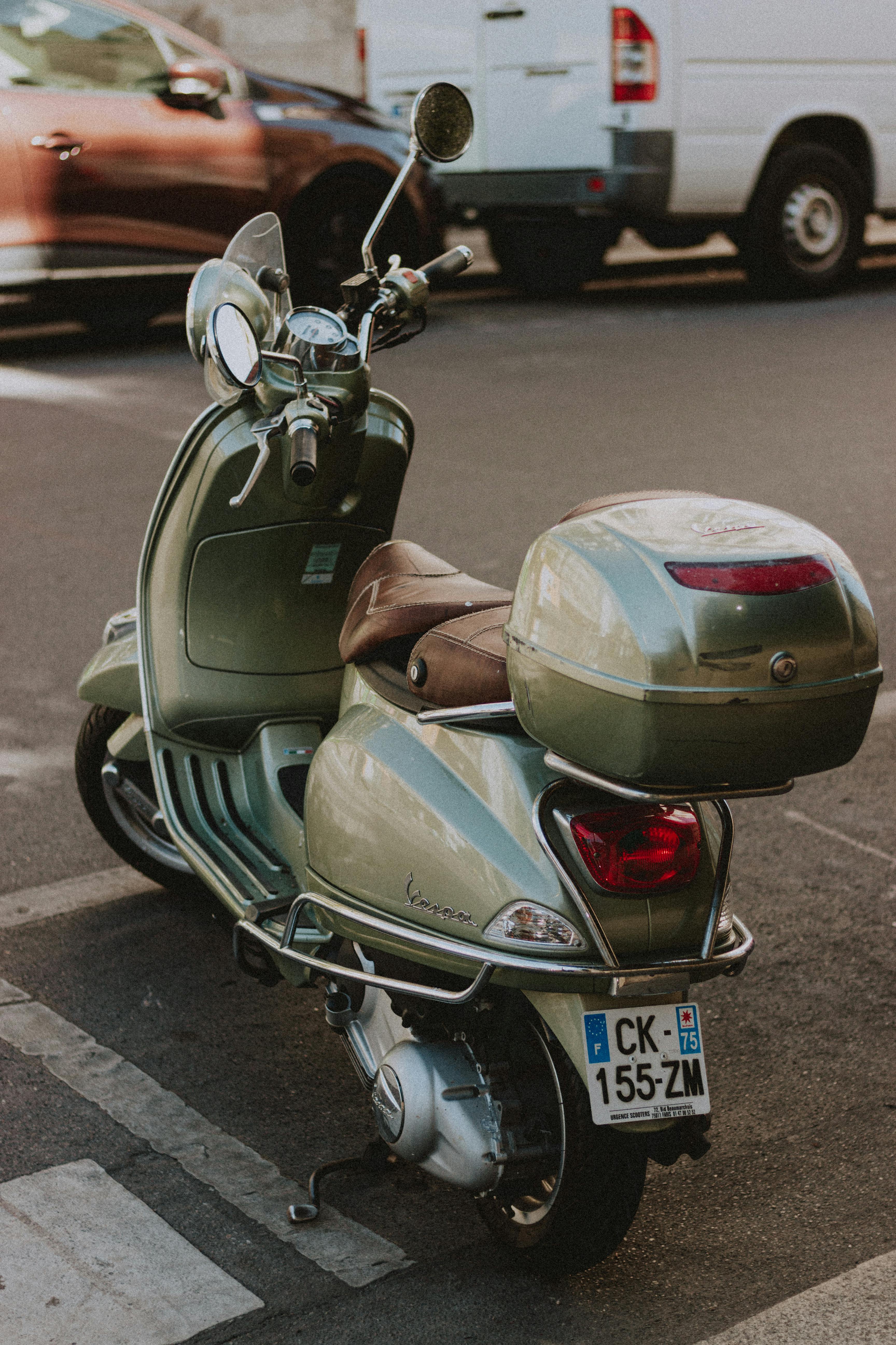 Un scooter vintage dans la rue | Source : Pexels