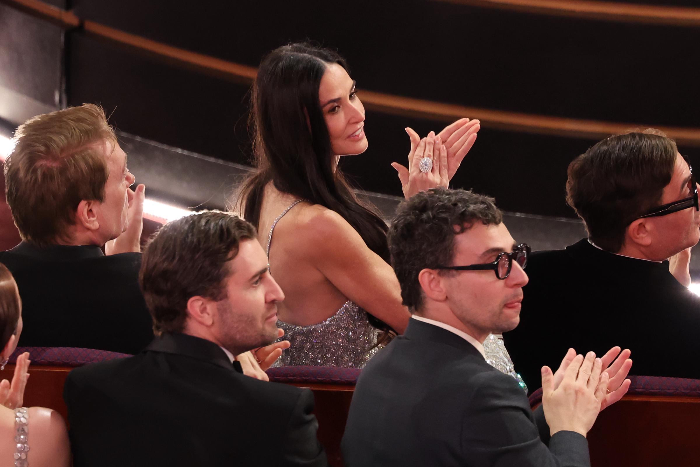 Demi Moore applaudit alors qu'elle est assise lors de la 97e cérémonie des Oscars au Dolby Theatre le 2 mars 2025 | Source : Getty Images