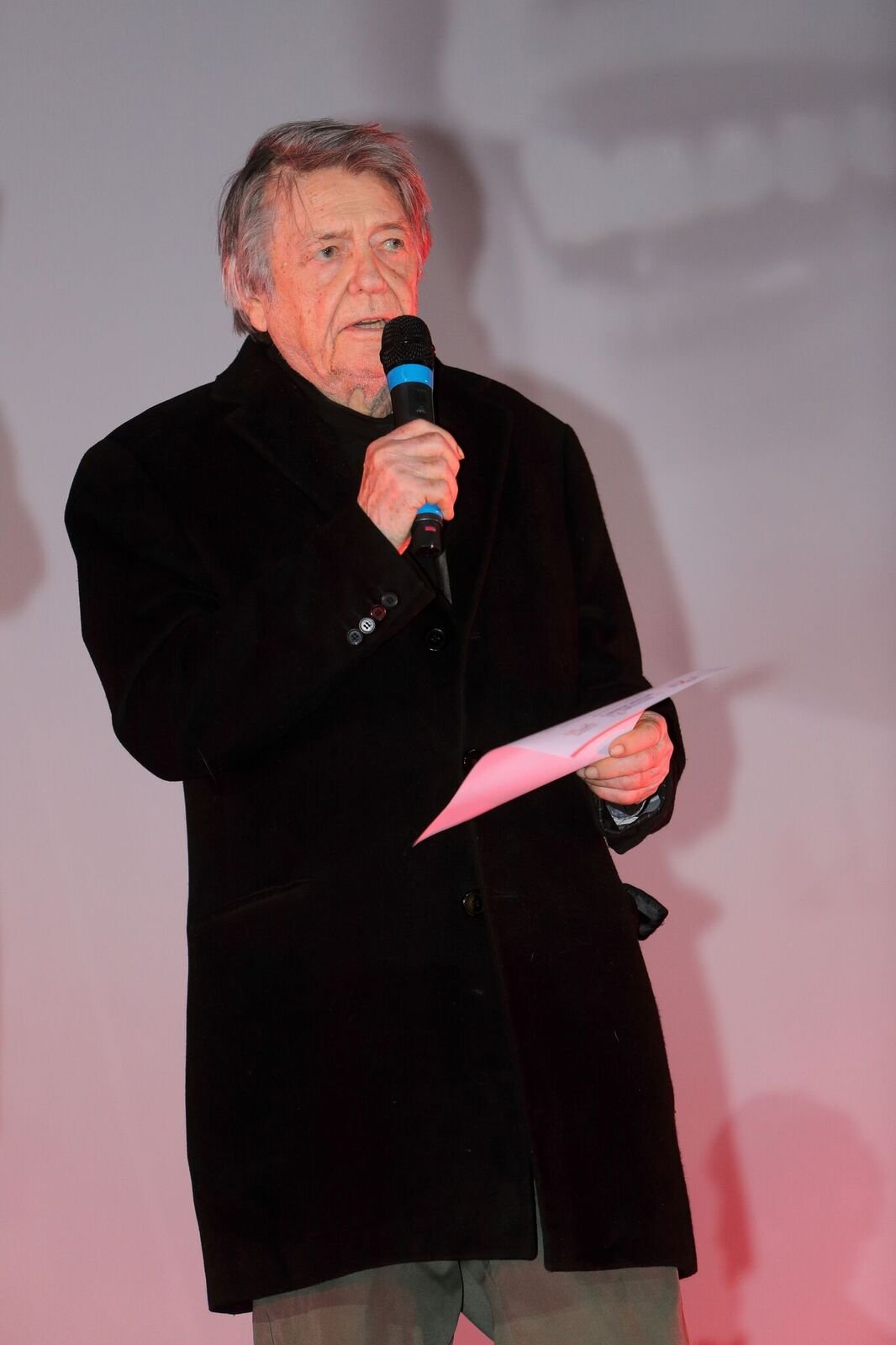 Jean-Pierre Mocky assiste à la cérémonie de clôture du Prix Henri Langlois à l'Hôtel de Ville le 30 janvier 2012 à Vincennes, France. | Photo : Getty Images