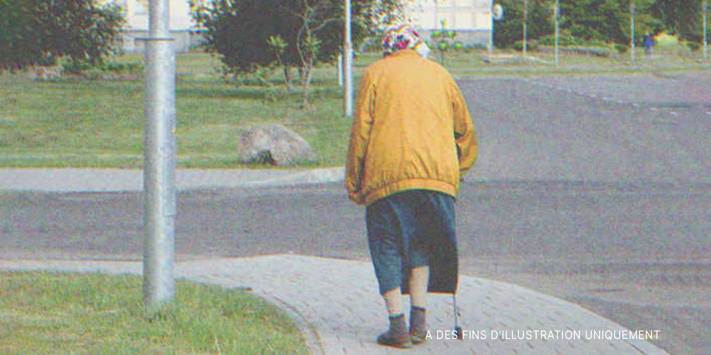 Une femme âgée marchant dans la rue | Source : Shutterstock