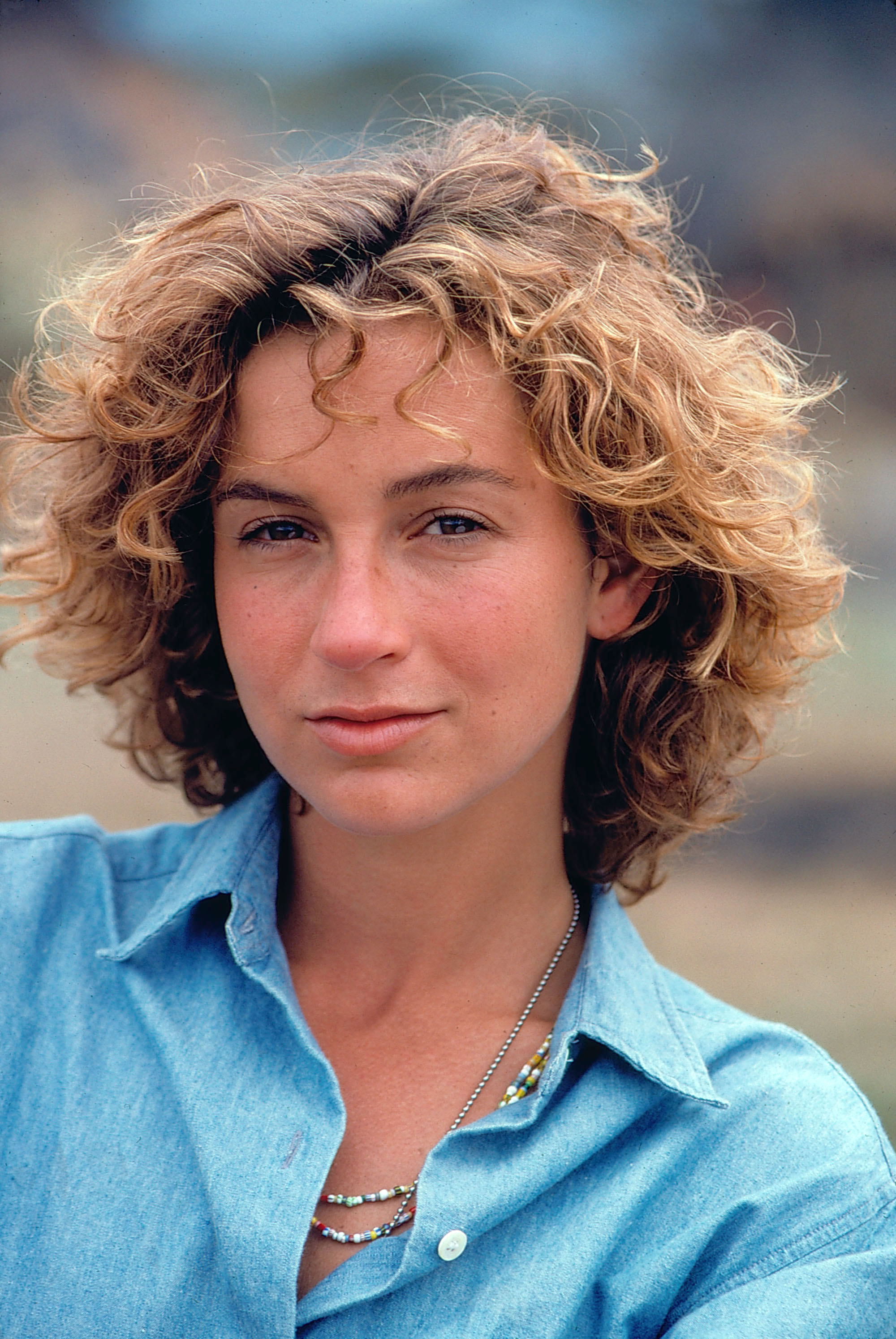 Jennifer Grey sur le plateau de "Les yeux d'un témoin", 1990 | Source : Getty Images