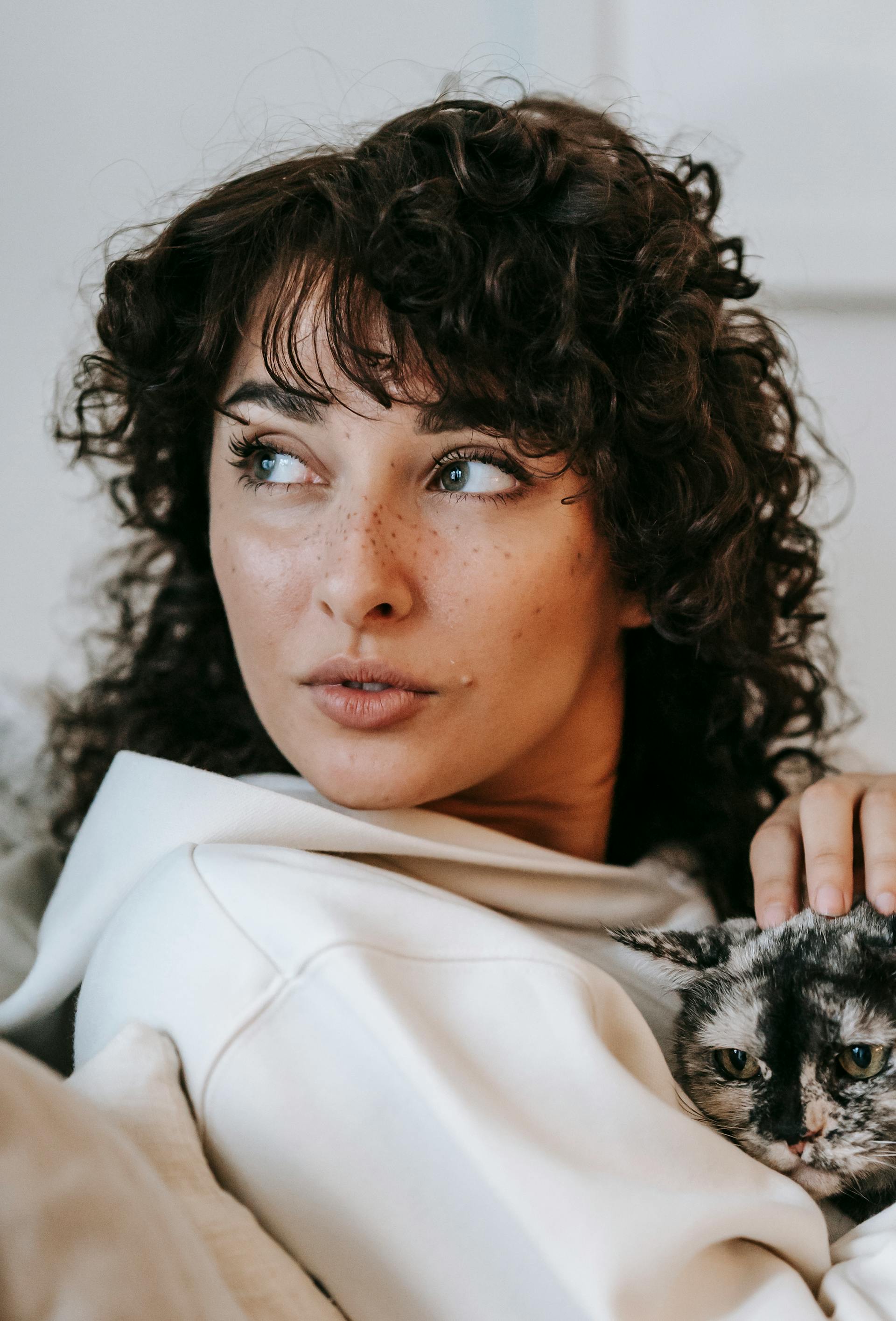 Une femme avec son chat domestique | Source : Pexels