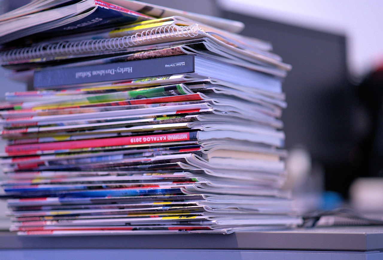 Une pile de magazines et de livres | Source : Pixabay